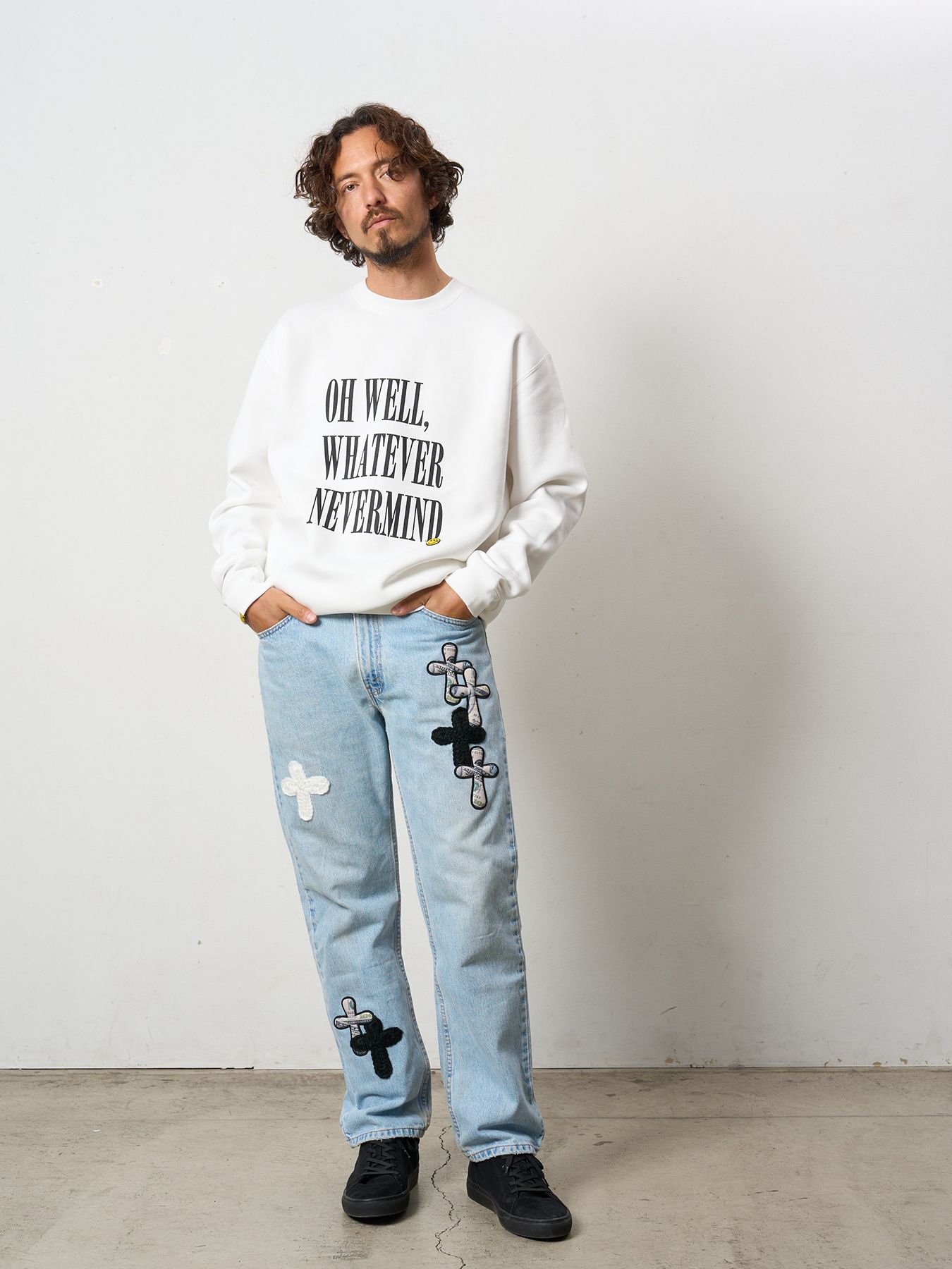 【予約品 5月8日(木) AM10時 締切】 TC裏毛起毛 リリックプリント&カートベアボアパッチワーク スウェットシャツ / ホワイト