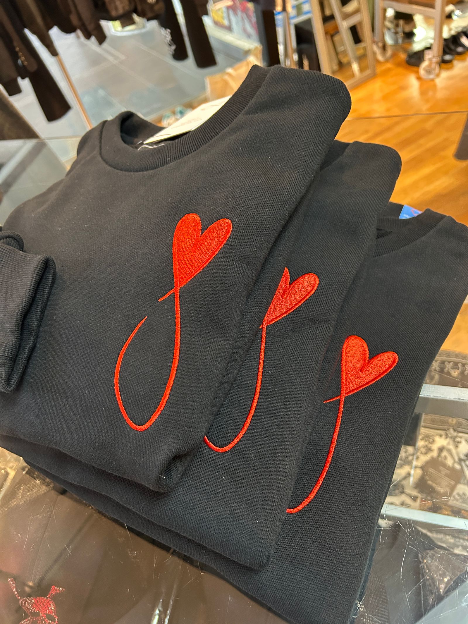 Tiphanie Big Logo刺繍 ハートフイッシュ ブラック×レッド  メゾンオノレ ・パリ