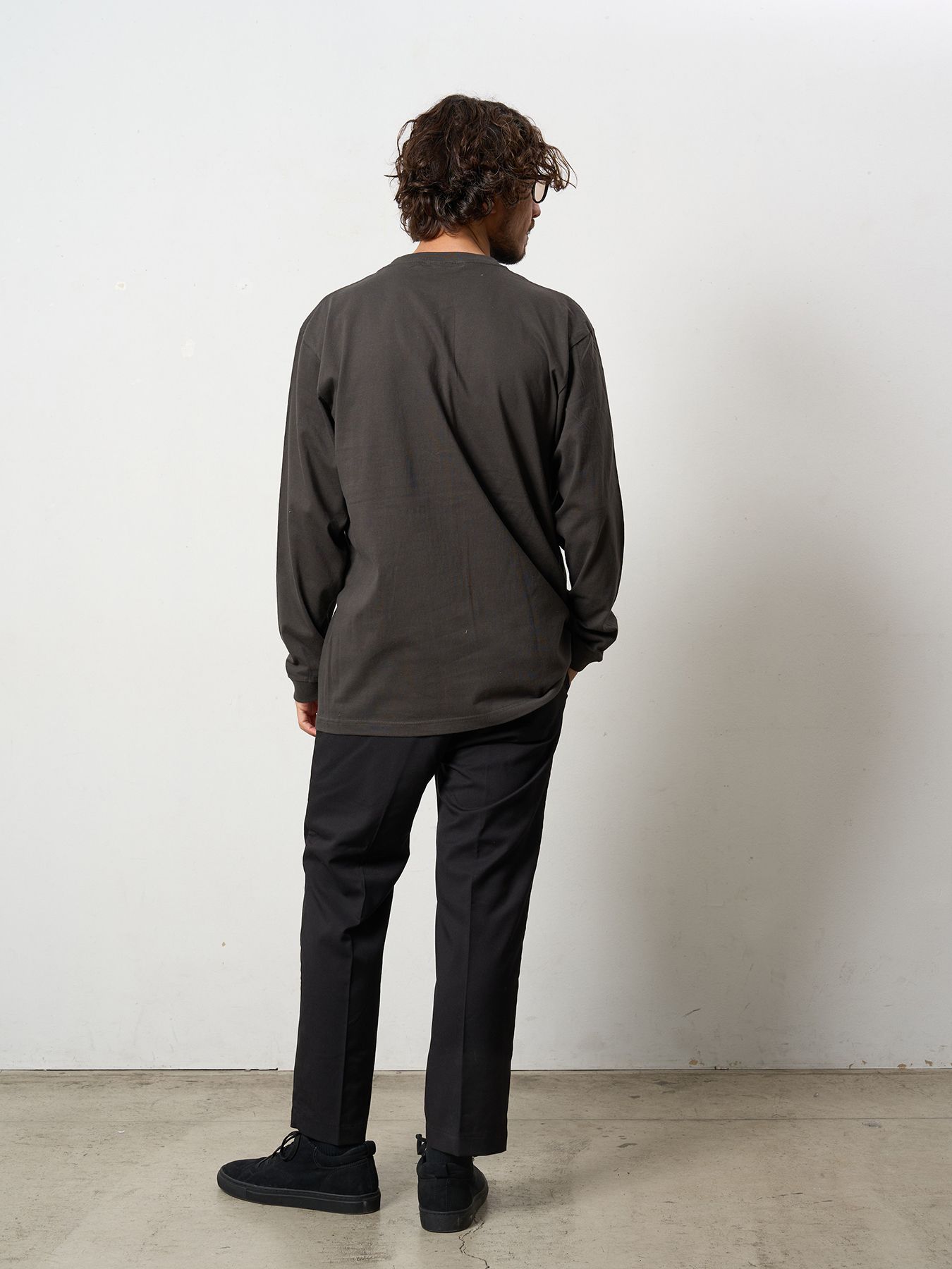 【予約品 5月8日(木) AM10時 締切】 5.6ozコットン天竺 ラベルスマイル発泡プリントLS Tシャツ / ダークグレー