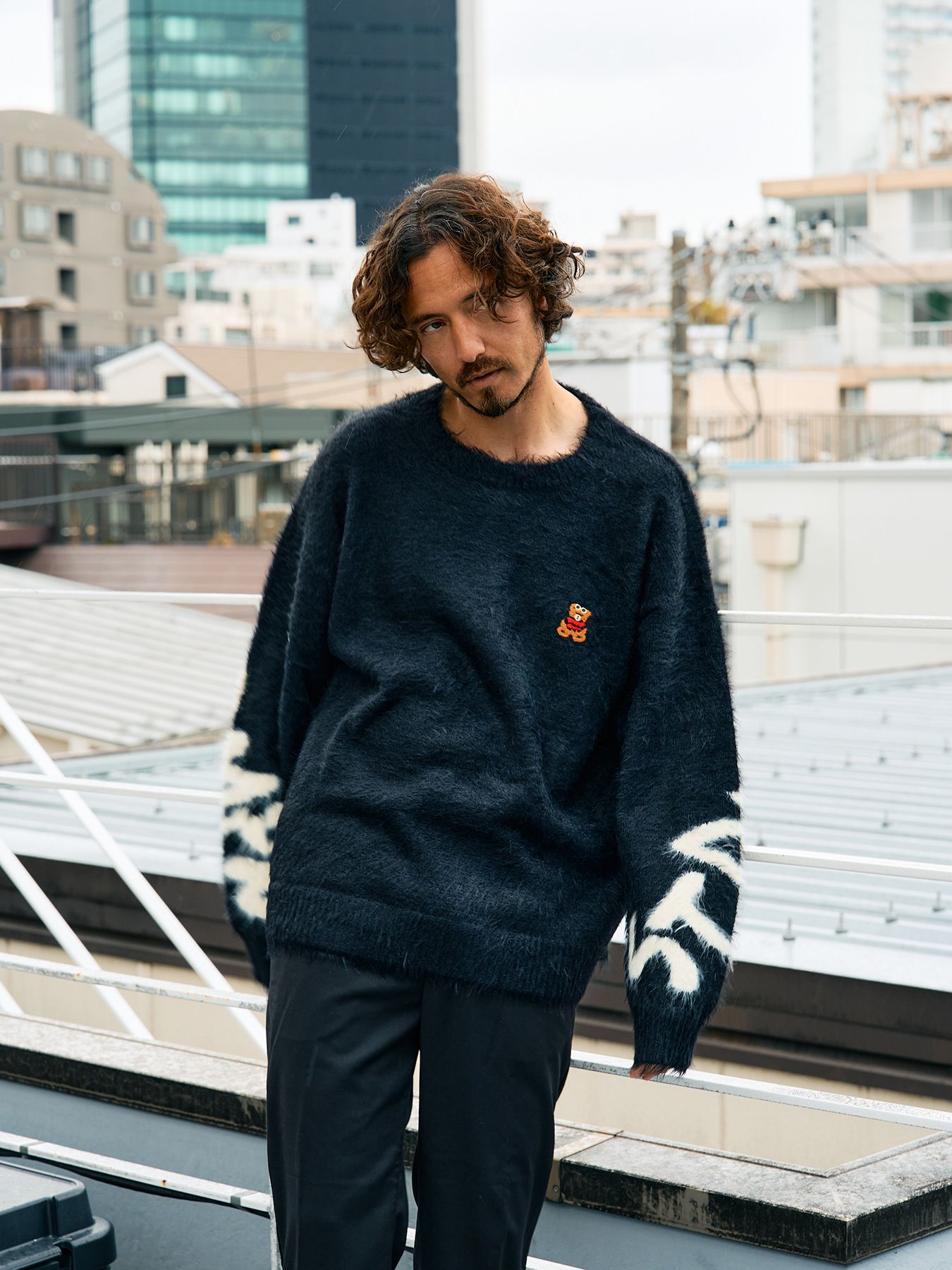 【予約品 5月8日(木) AM10時 締切】 ナイロンフェザーヤーン ビックロゴクロスインターシャシャギープルオーバー / ブラック