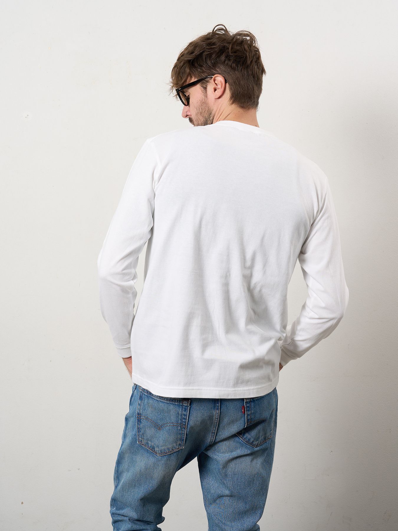【予約品 10月16日(木) 締切】5.6ozコットン天竺 クレジットグラフィティ＆パッチ LSシャツ / ホワイト