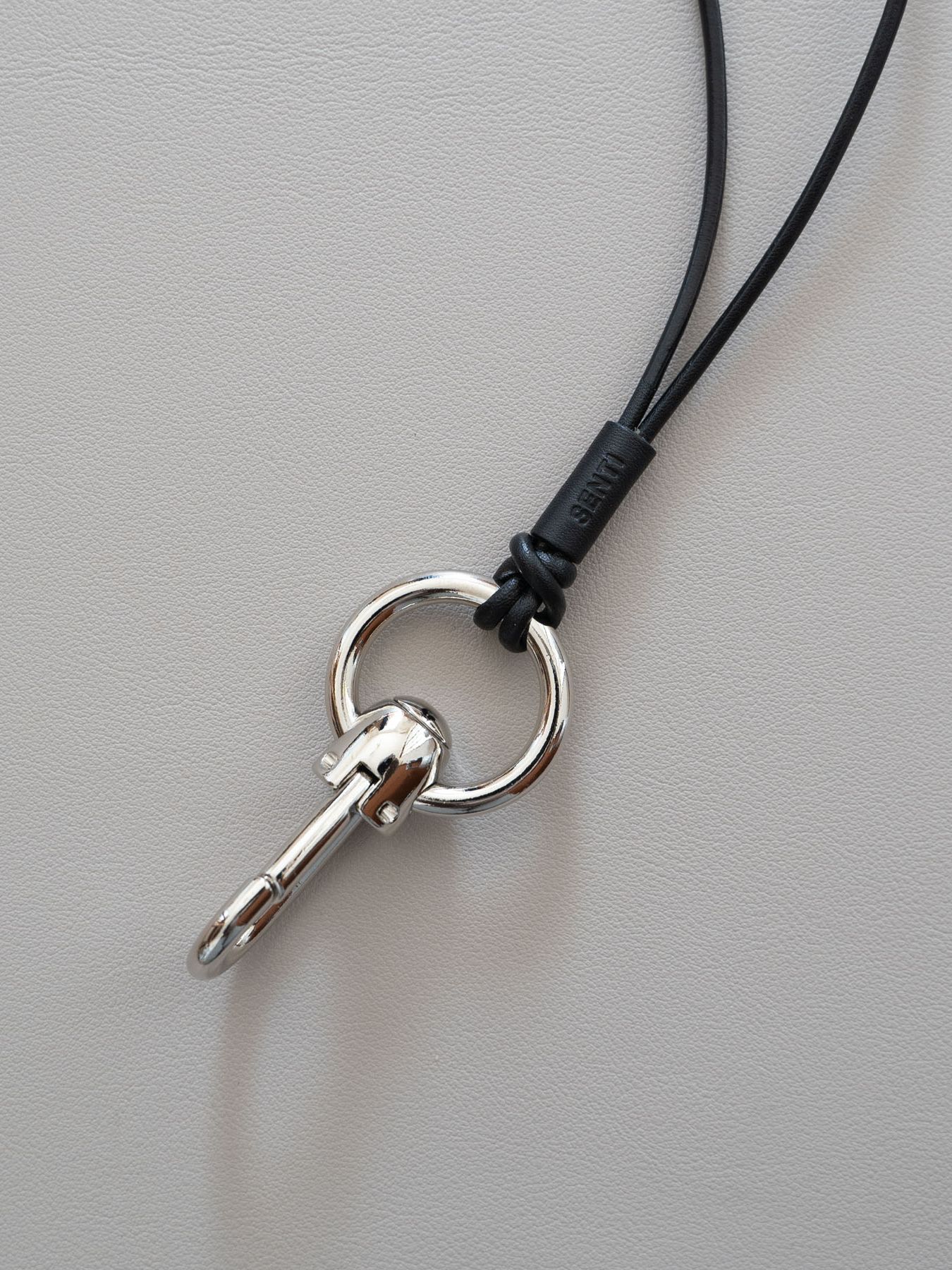 《予約品》 HOOK CARABINER LEATHER STRAP / フック式ネックストラップ / ブラック 【Iroquois.SENTI】