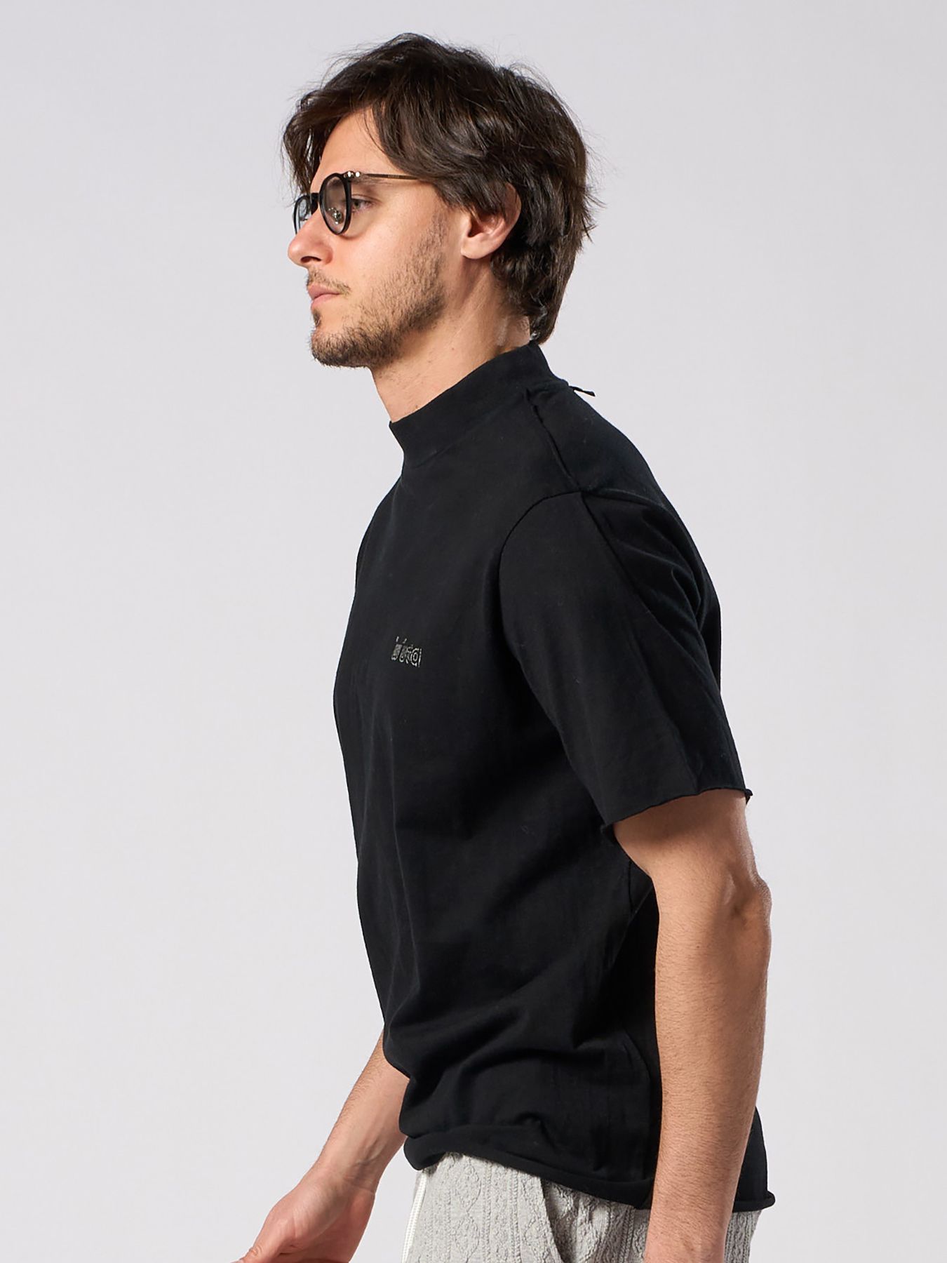 【予約品 1月25日(日) 締切】muta × wjk collection：cut-off mock S/S (printed) / カットオフ モックネック ショートスリーブ / ディープブラック