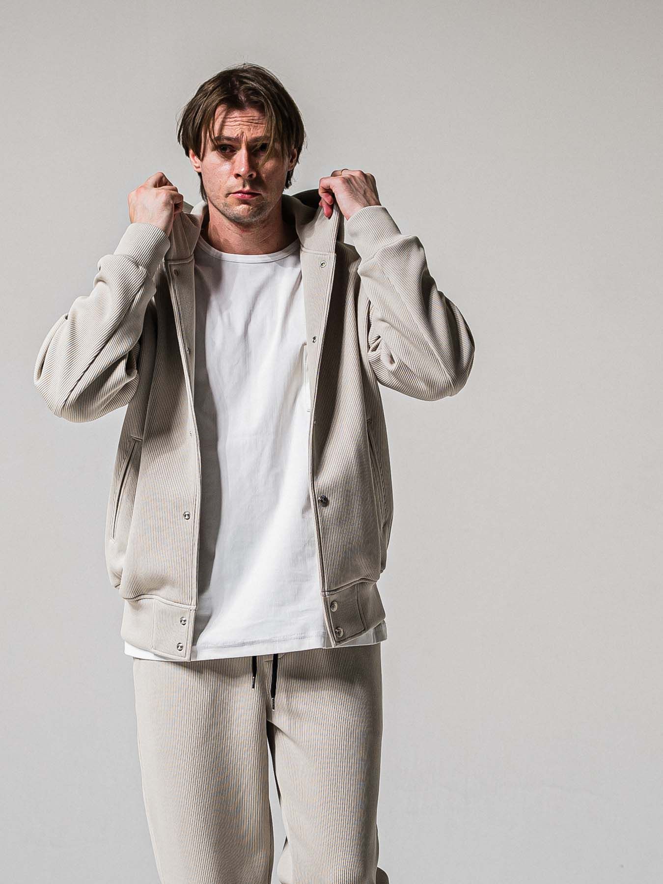 【予約品 11月16日(日) 締切】AZE VARSITY HOODIE / 畔編みニット フード付きスタジャン / グレージュ