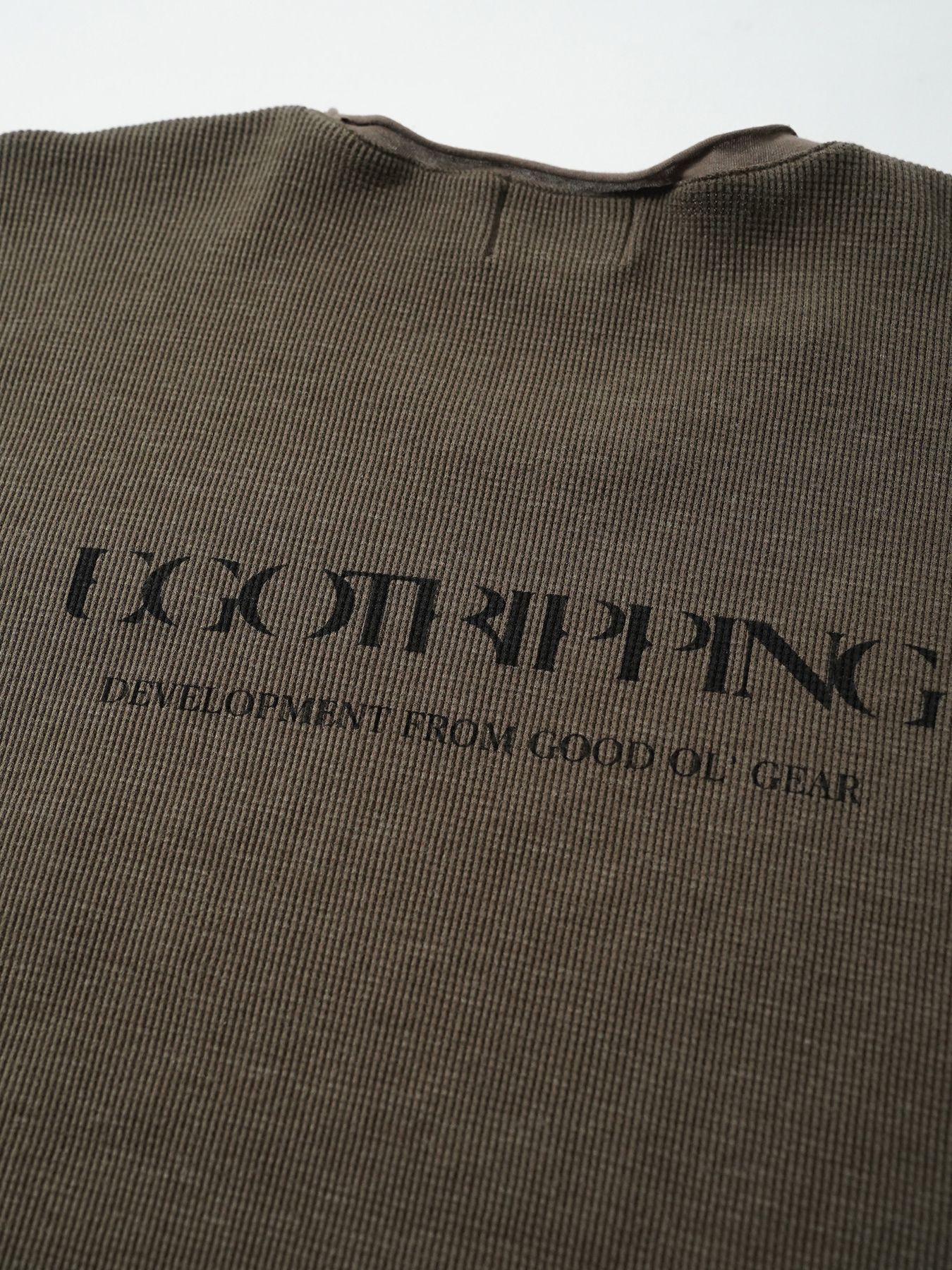 【予約品 5月27日(水) 締切】WOOLTHERMAL-TEE print / ロゴプリント ローリングネックTシャツ / オリーブ