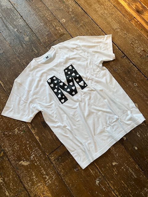 【予約8/7 12時締め】M / t-shirts♡ (M heart)ホワイト  【M】2023 9月～上がり予定
