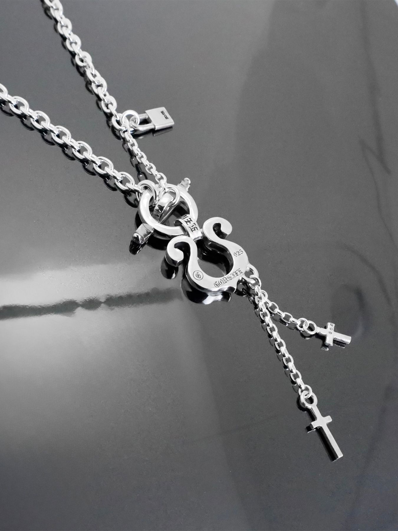《受注生産》RHYTHMIC HORSESHOE LARGE with CROSSES T-BAR NECKLACE / リズミックホースシュー・L ウィズ クロス Tバー ネックレス / 注文から2～3週間後入荷予定