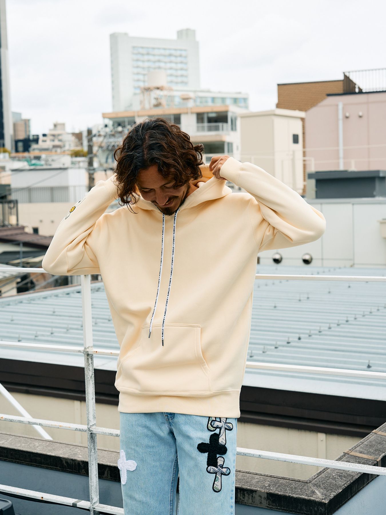 【予約品 5月8日(木) AM10時 締切】 TC裏毛起毛 リリックリボン&MUSICプリントハートサガラパッチワーク プルオーバー パーカー / ナチュラルベージュ