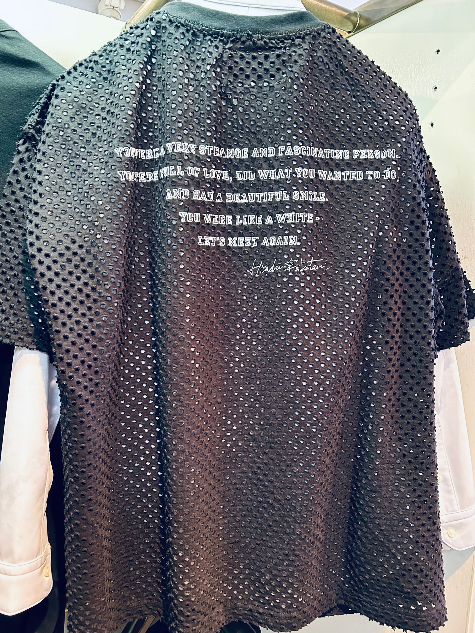 HOLE CUT PRINTED T-SHIRT / ブラック