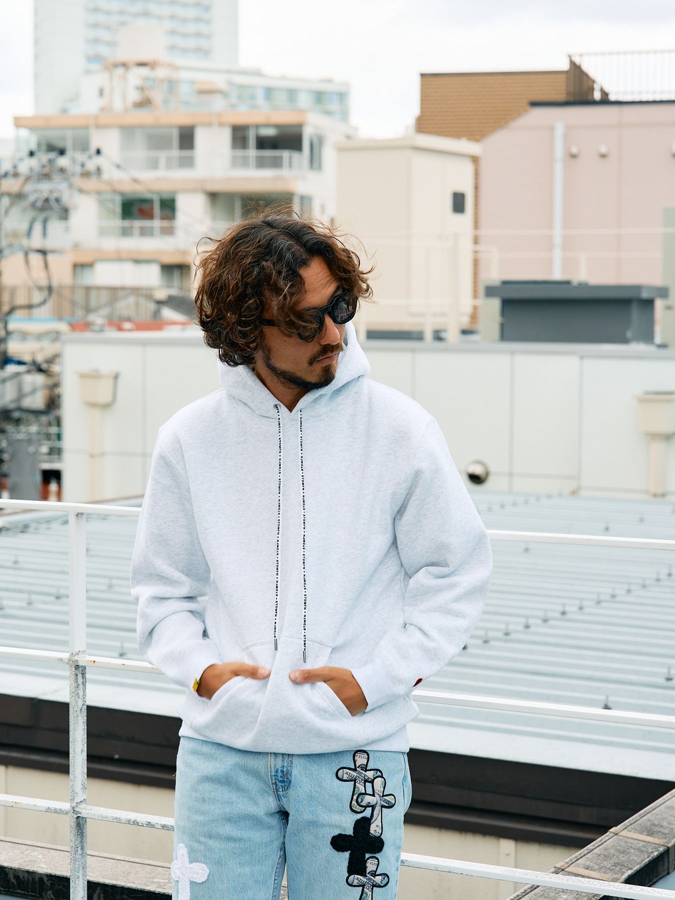 【予約品 5月8日(木) AM10時 締切】 TC裏毛起毛 PEACE AFTER DEATH&マルチパッチワーク プルパーカー / アッシュ