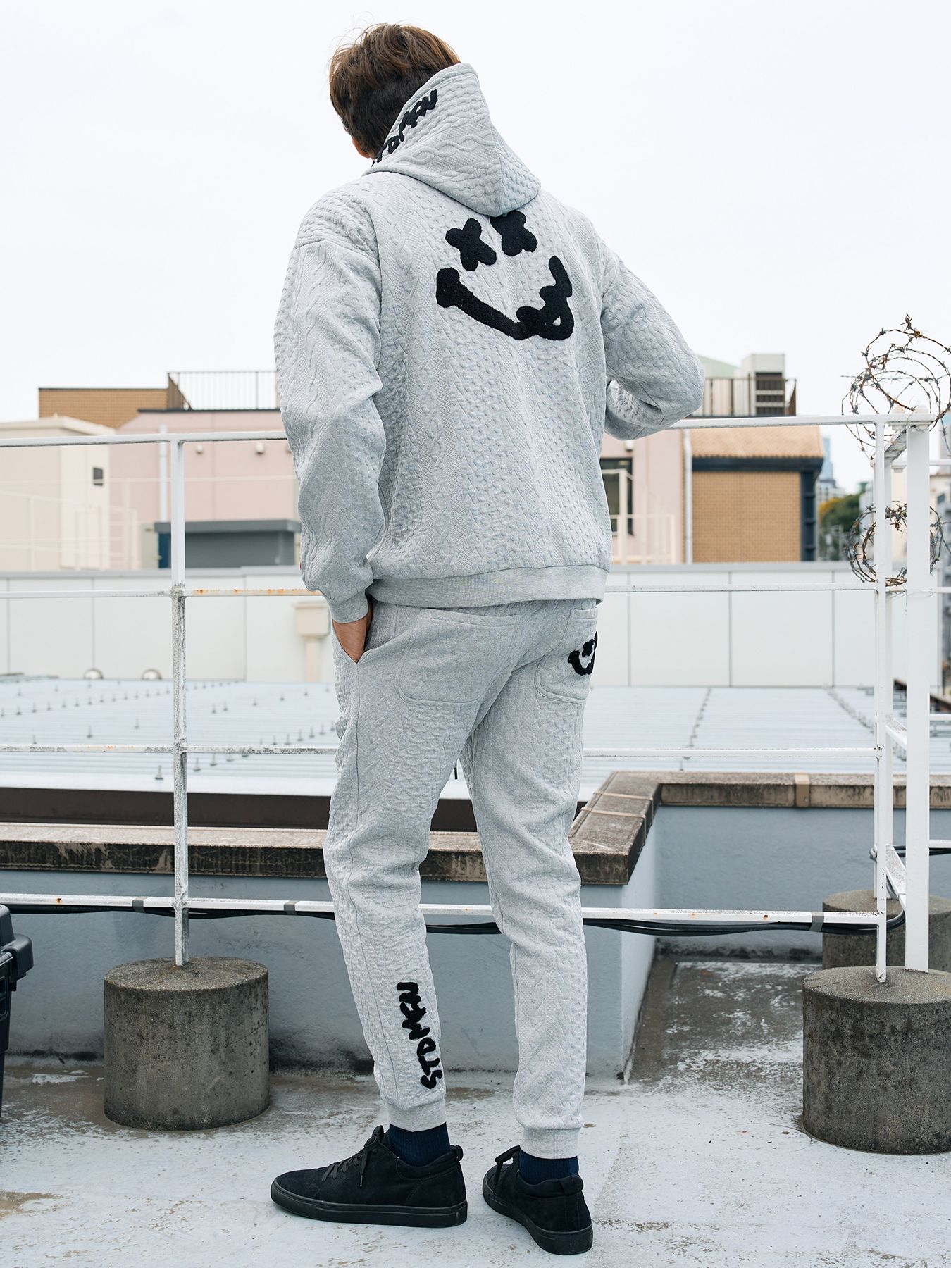 【予約品 5月8日(木) AM10時 締切】 ケーブルジャガードダブルフェイス サガラ刺繍リブパンツ / M.グレー