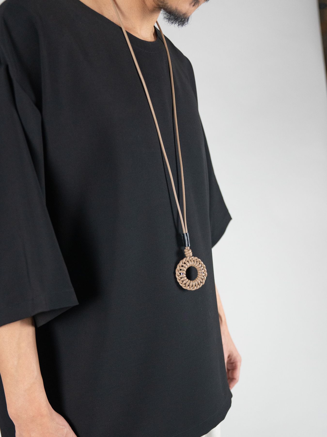 《予約品》 LEATHER BRAID CIRCLE NECKLACE / ネックレス / キャメル 【Iroquois.SENTI】