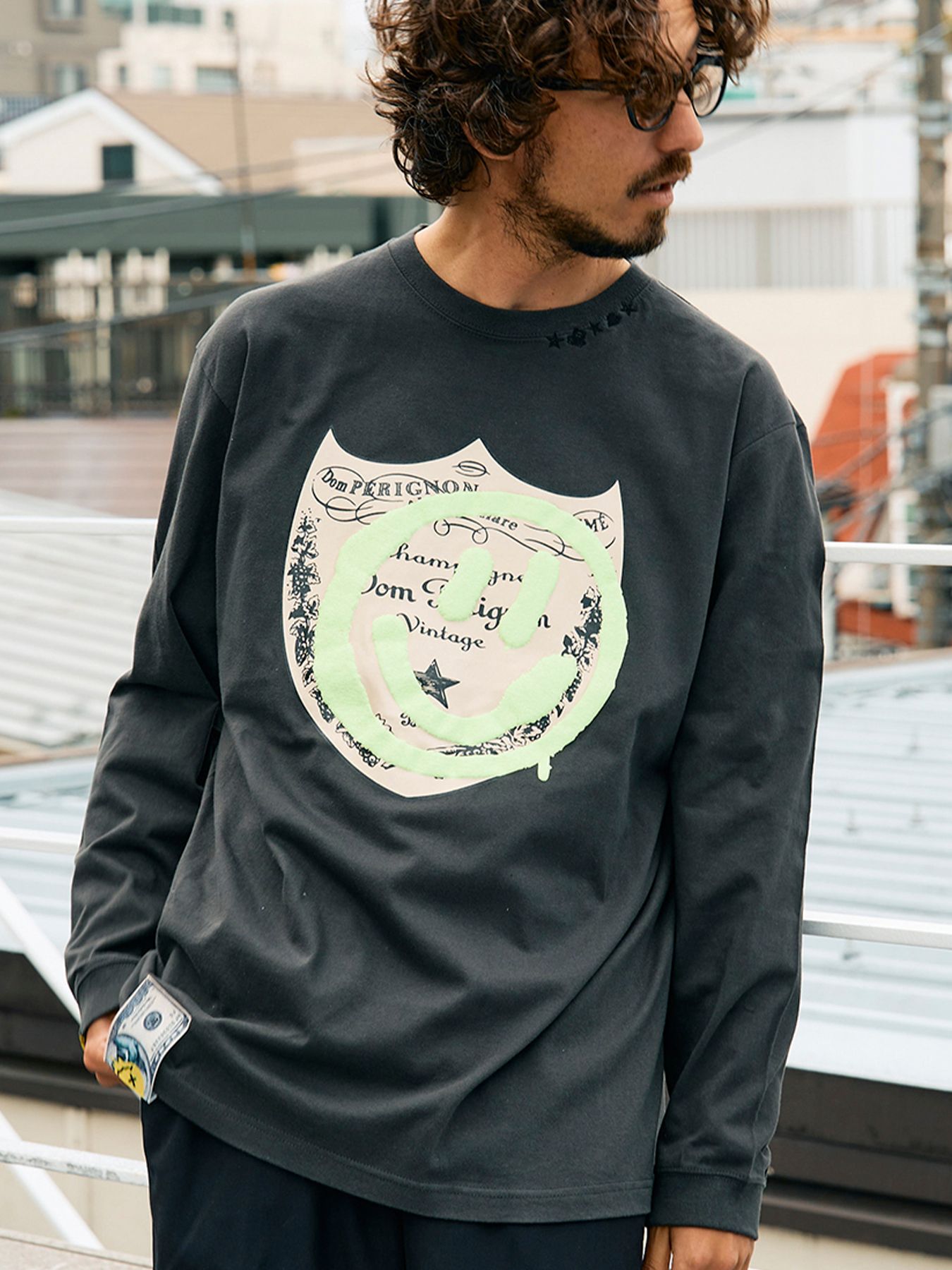 【予約品 5月8日(木) AM10時 締切】 5.6ozコットン天竺 ラベルスマイル発泡プリントLS Tシャツ / ダークグレー