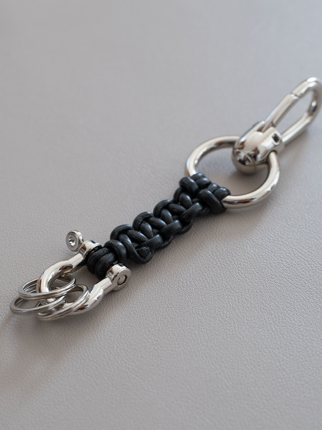《予約品》 LEATHER BRAID KEY HOLDER / キーホルダー / ブラック 【Iroquois.SENTI】