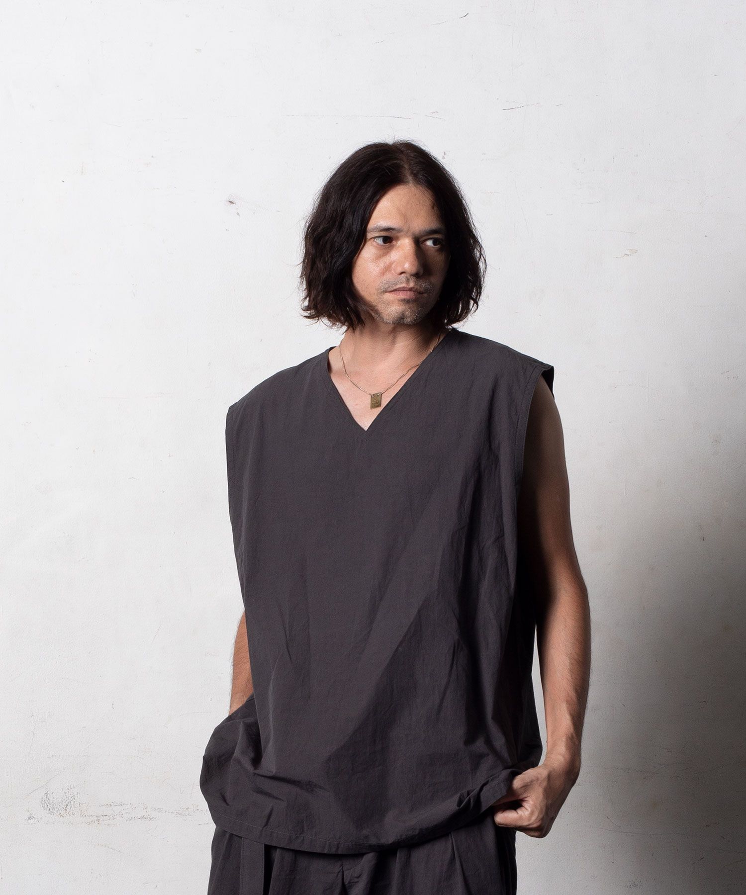 【予約品10月20日(日）締め】 NOVARRA / シャツ / ブラックインナー付き Vネックノースリーブ
