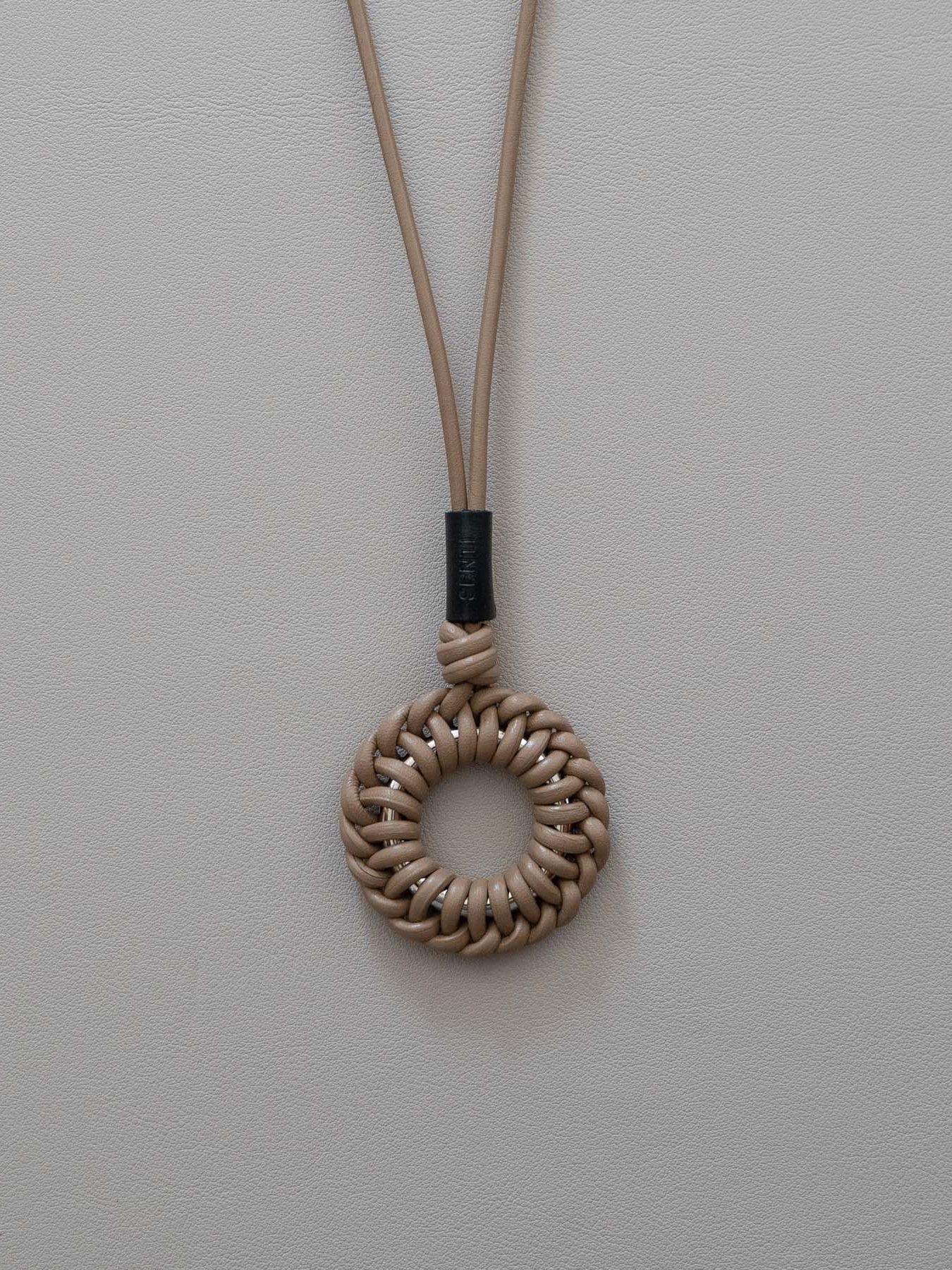 《予約品》 LEATHER BRAID CIRCLE NECKLACE / ネックレス / キャメル 【Iroquois.SENTI】