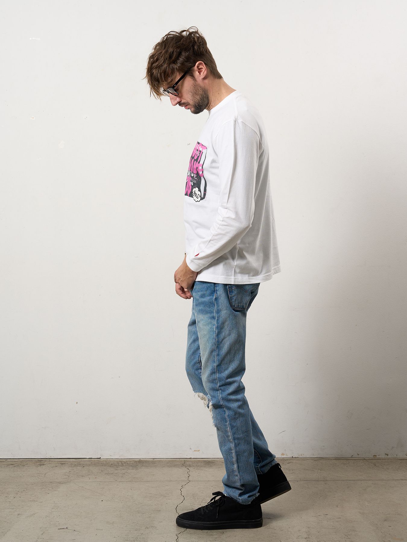 【予約品 10月16日(木) 締切】5.6ozコットン天竺 クレジットグラフィティ＆パッチ LSシャツ / ホワイト