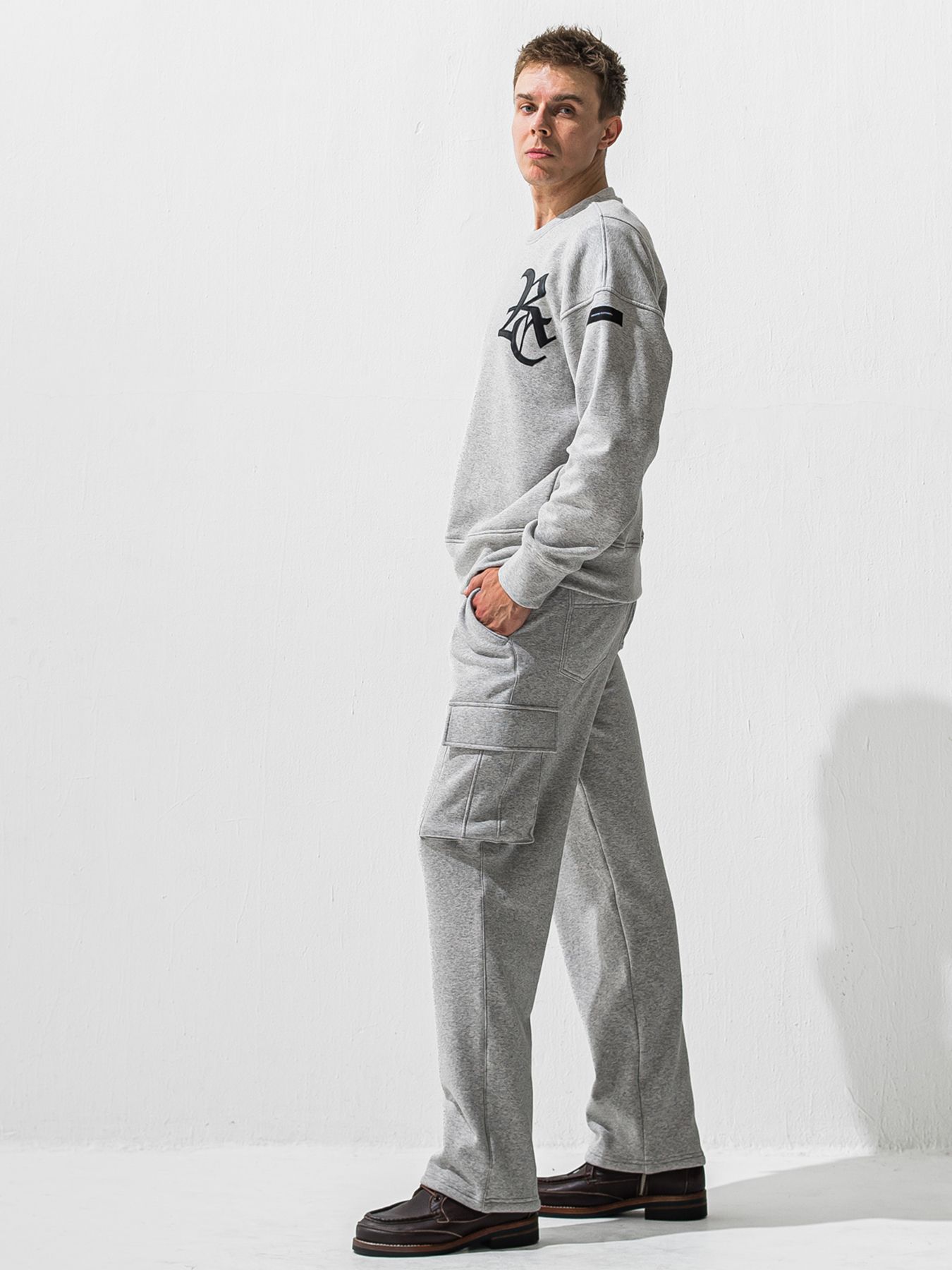 【予約品 9月6日(日) 締切】RC VELOURS FLEECE DROP TRAINER / RCレザーワッペン 裏起毛 ルーズトレーナー / グレー