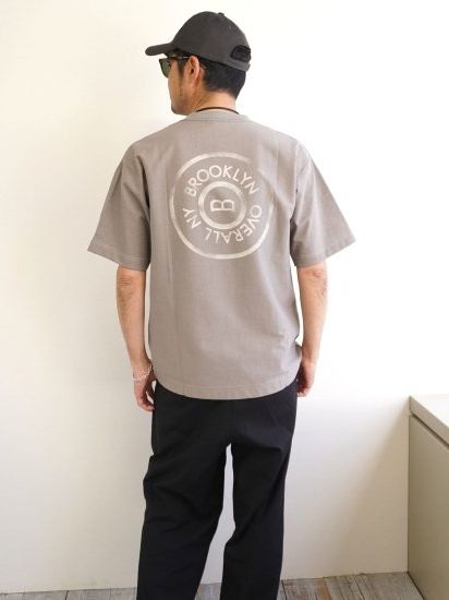 タックボタンプリントTシャツ / グレー