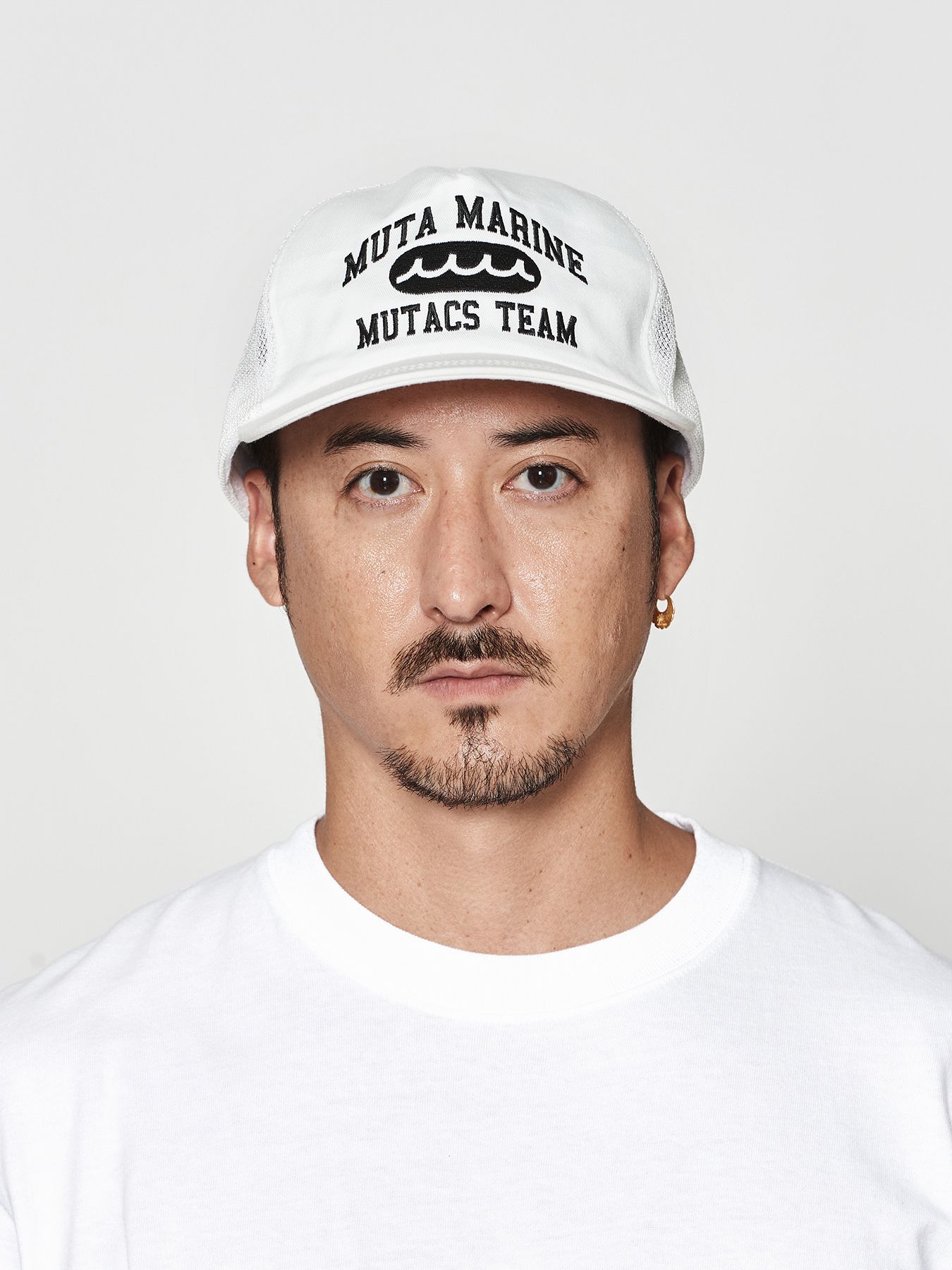【予約品 10月9日(木) 締切】muta College Logo Mesh Cap / メッシュキャップ / ホワイト【Acanthus × muta MARINE】