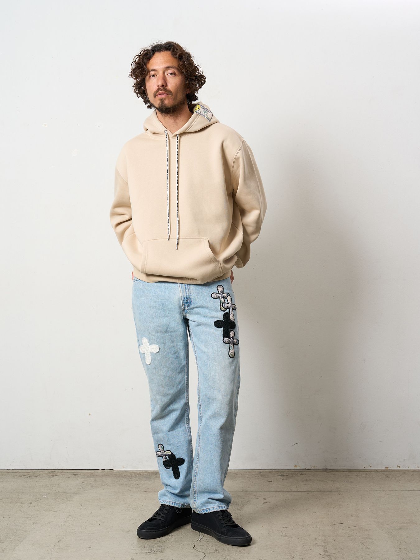 【予約品 5月8日(木) AM10時 締切】 TC裏毛起毛 ラベル&スマイル発泡プリントマルチパッチワーク プルパーカー / ベージュ
