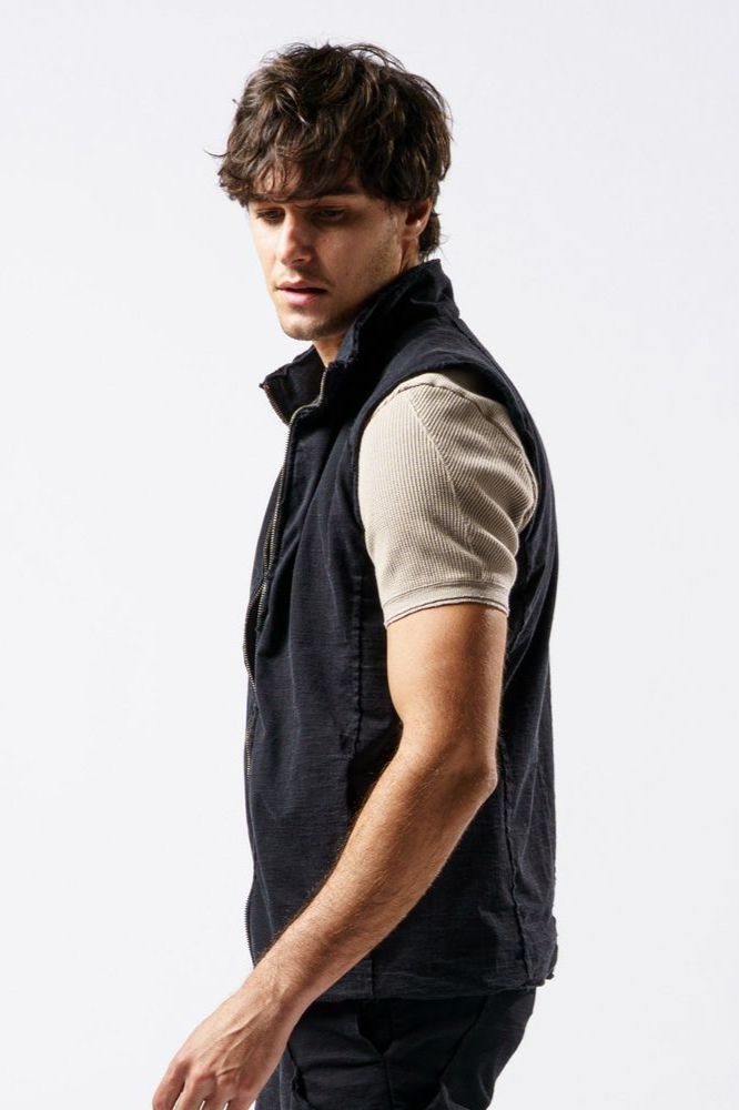 wjk - 《予約品》 cut-off stand collar vest / ブラック 【wjk】 2023年2月下旬以降入荷予定 | BRYAN