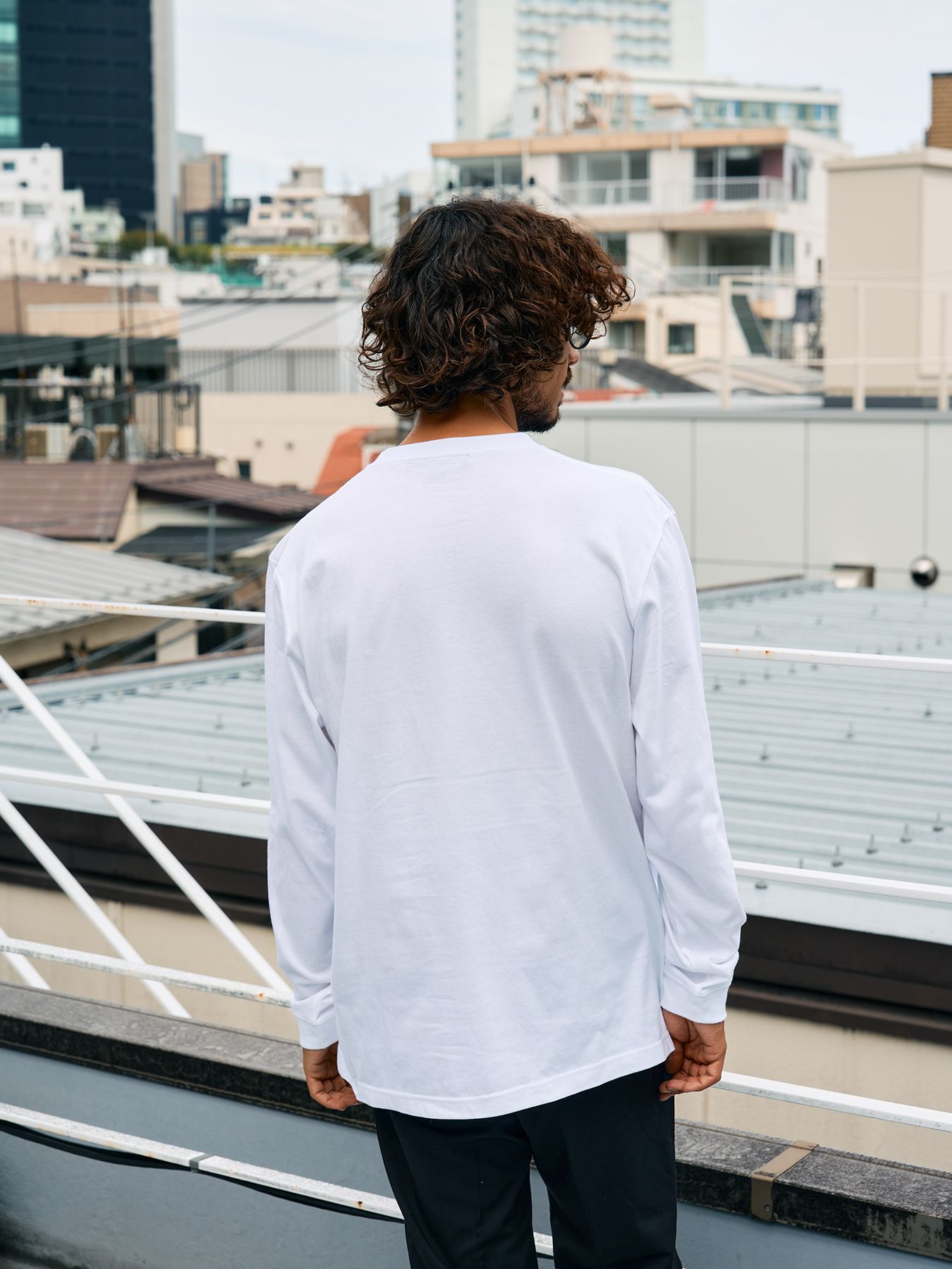 【予約品 10月16日(木) 締切】5.6ozコットン天竺 タイトルボックスシークイン LSシャツ / ホワイト