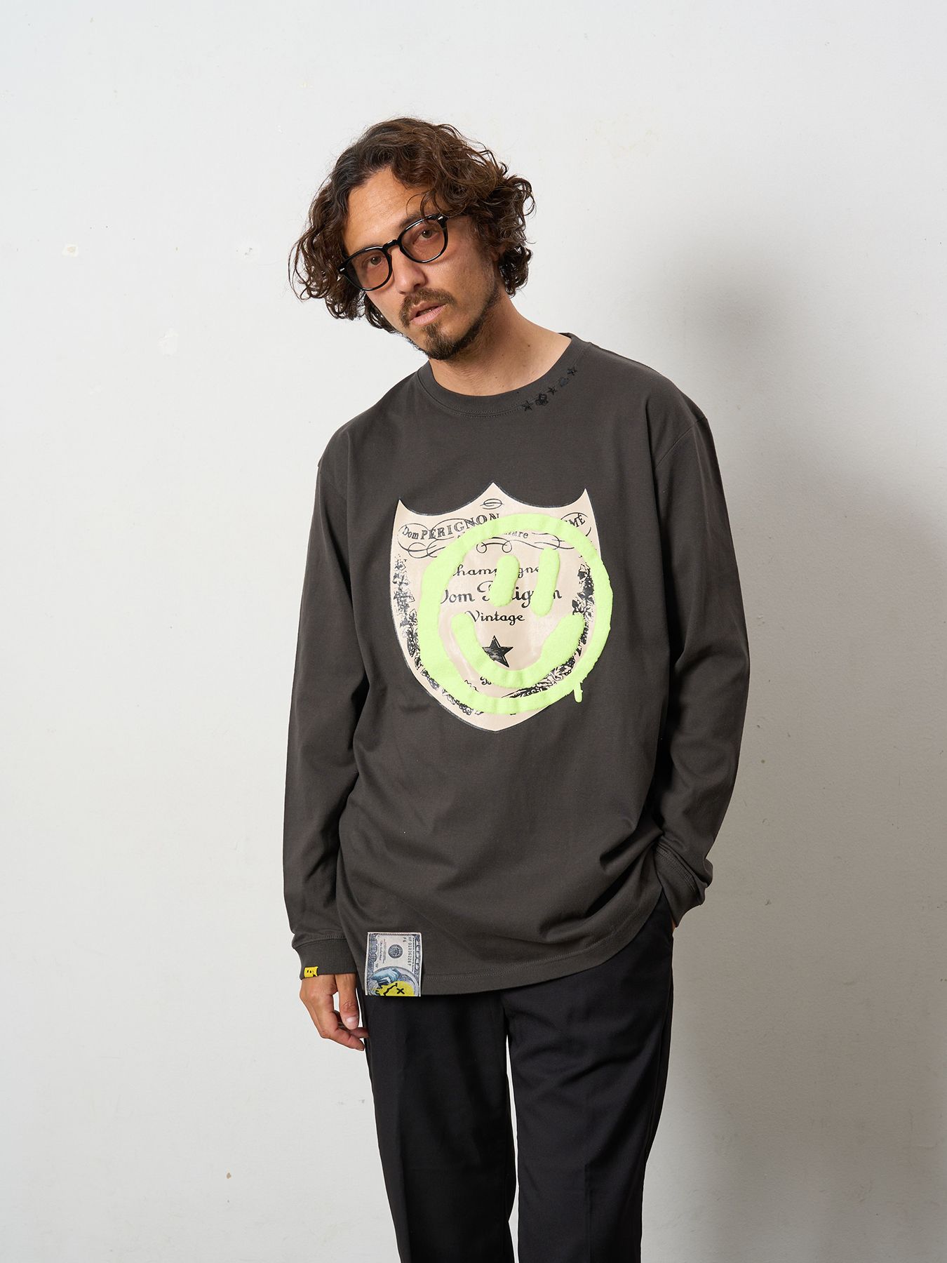【予約品 5月8日(木) AM10時 締切】 5.6ozコットン天竺 ラベルスマイル発泡プリントLS Tシャツ / ダークグレー