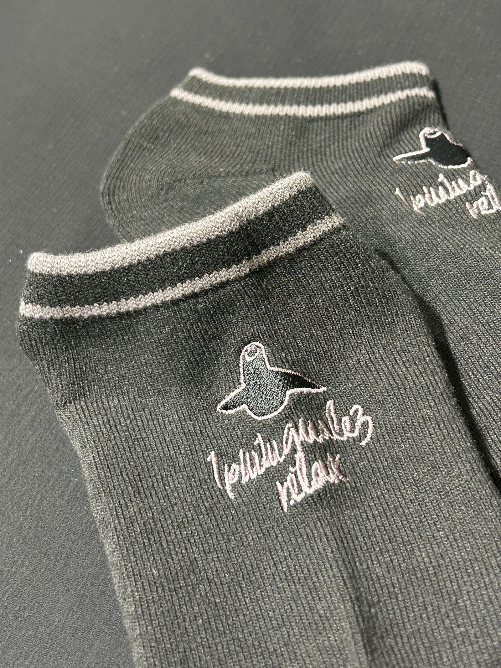 1PIU1UGUALE3 RELAX × Mark Gonzalesロゴ刺繍アンクルソックス 黒