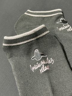 1PIU1UGUALE3 RELAX × Mark Gonzalesロゴ刺繍アンクルソックス 黒