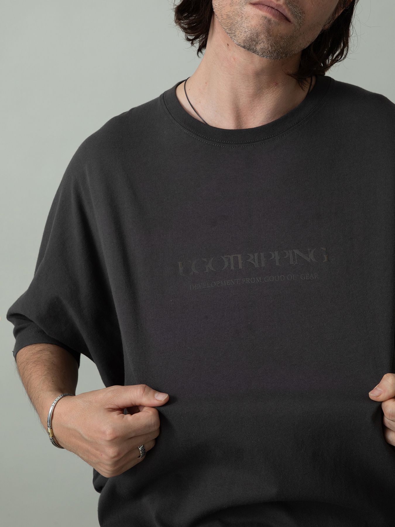 【予約品 2月1日(日) 締切】KITE TEE frocky / フロッキープリント ニットT / チャコール