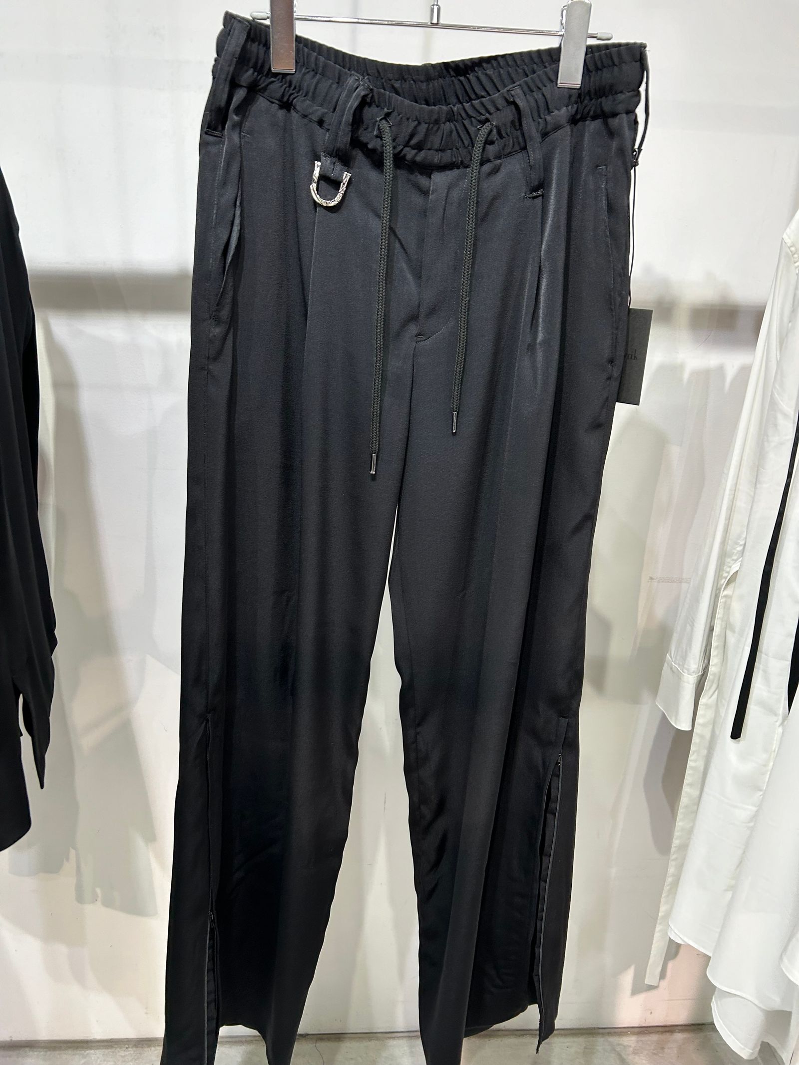 《予約品》 SlitZippWideSlacks / スエードサテン スリットジップ入りワイドスラックス / ブラック
