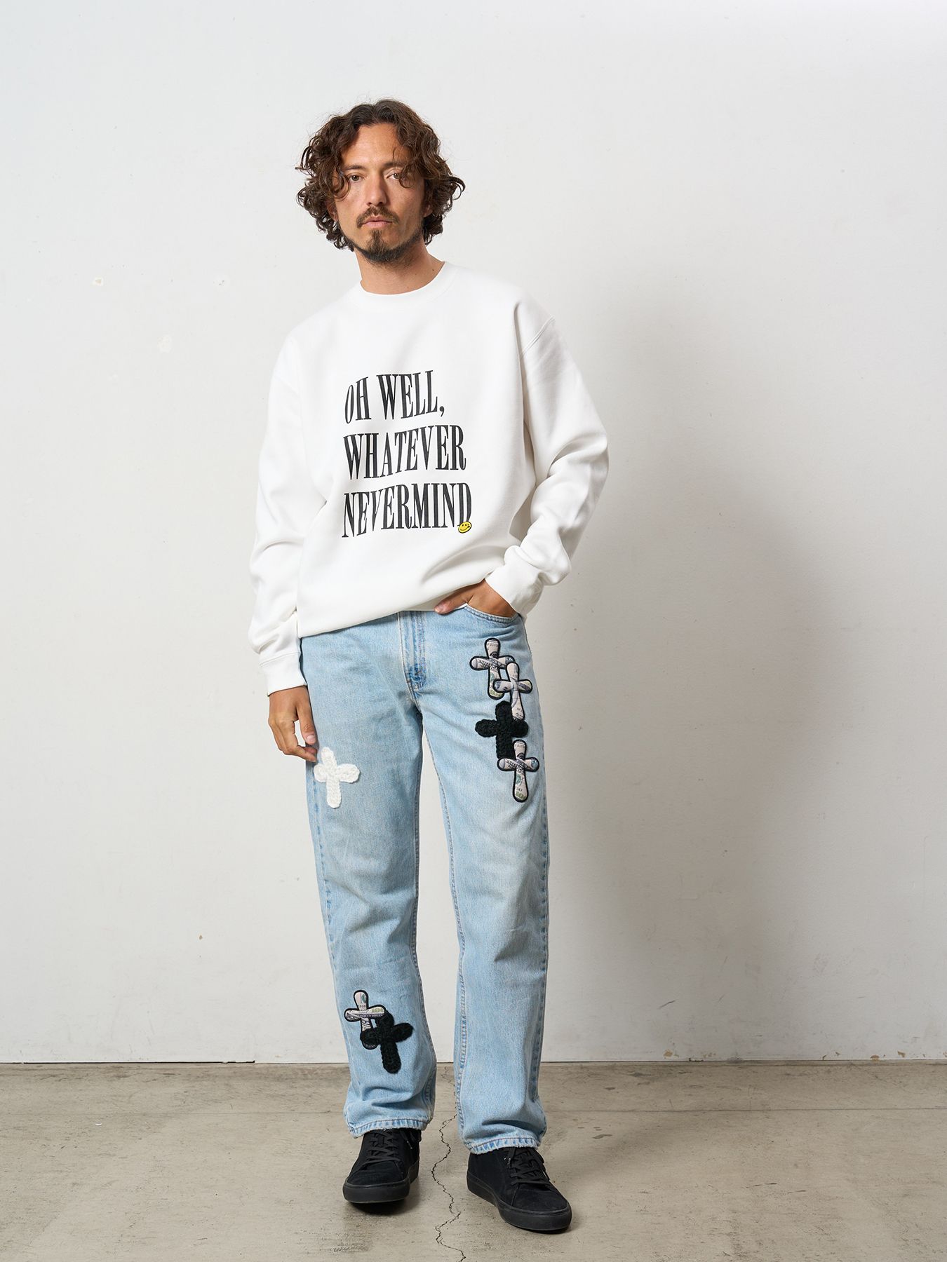 【予約品 5月8日(木) AM10時 締切】 TC裏毛起毛 リリックプリント&カートベアボアパッチワーク スウェットシャツ / ホワイト