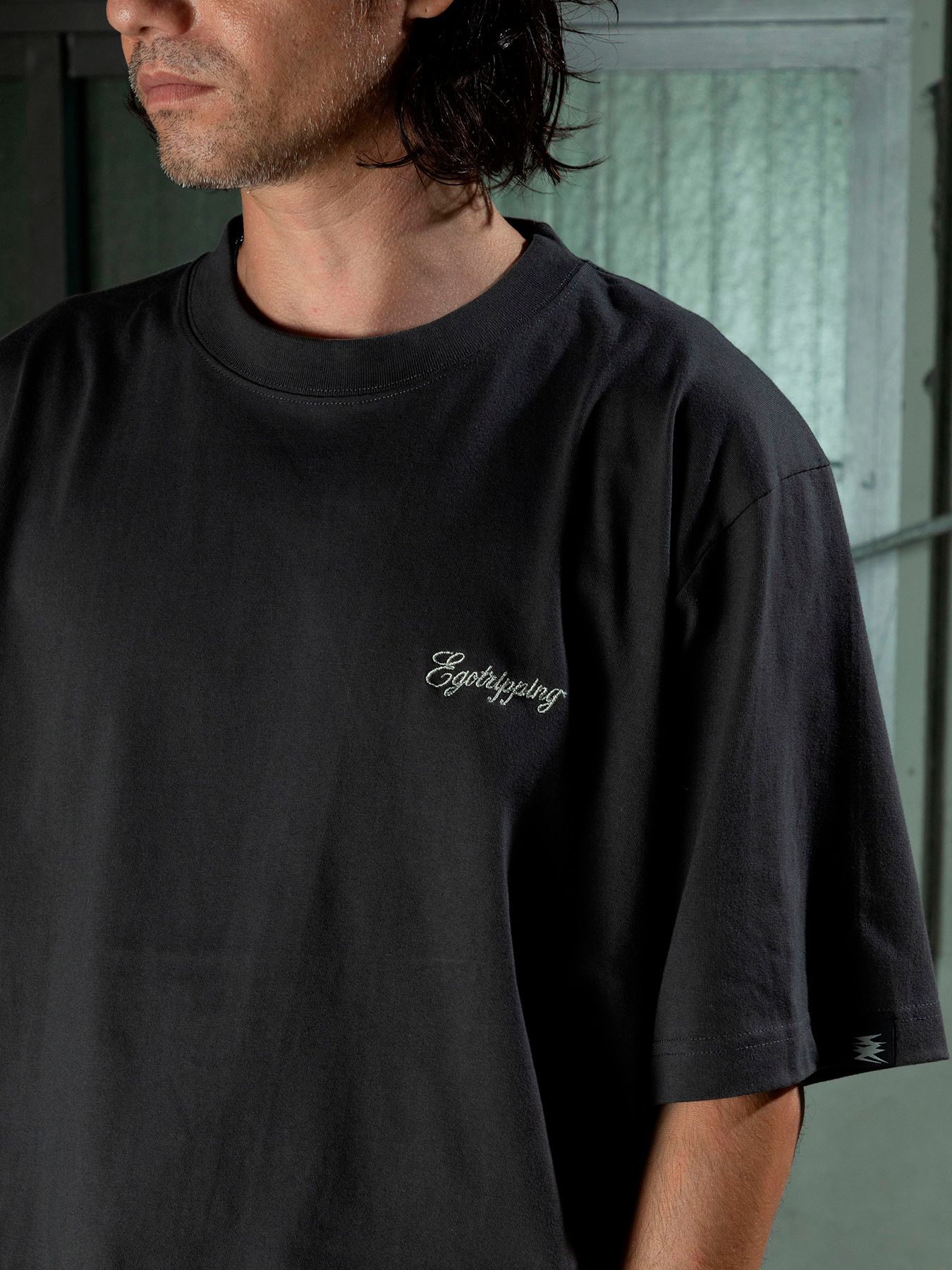 【予約品 11月9日(月) 締切】HEAVYOUNCE TEE Cw / ヘビーオンス バックプリントTシャツ / チャコール