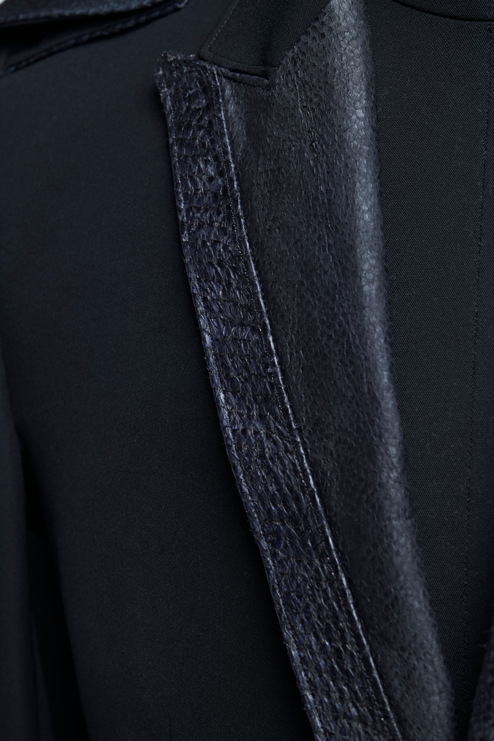《予約品4月23日18時締め》 FishLeatherLapelJacket / ロングピークドジャケット  / ブラック 【THE ONENESS】 8月中入荷予定