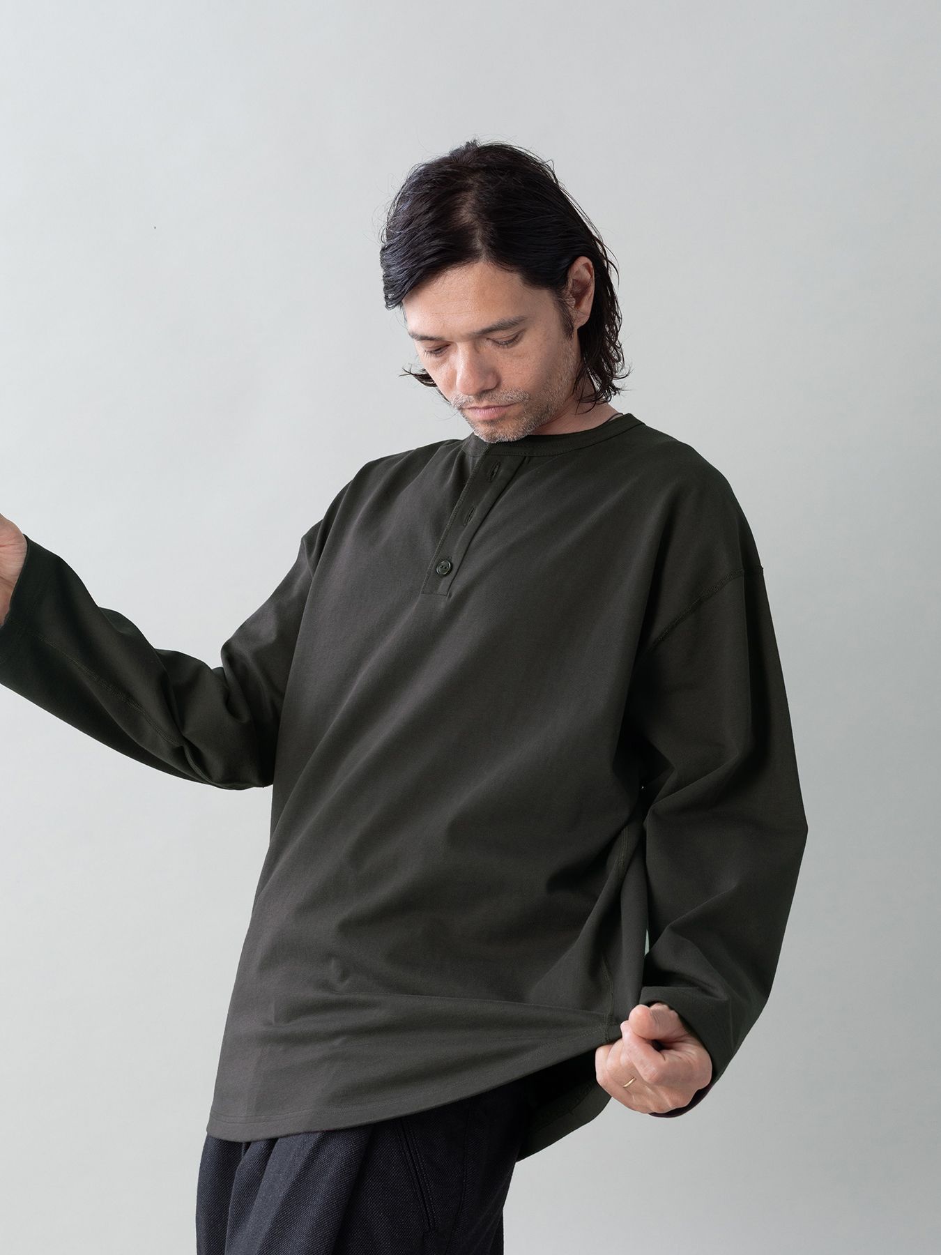 【予約品 5月6日(水) 締切】FLATSEAMME-HENLEY / ヘンリーネックカットソー / チャコール