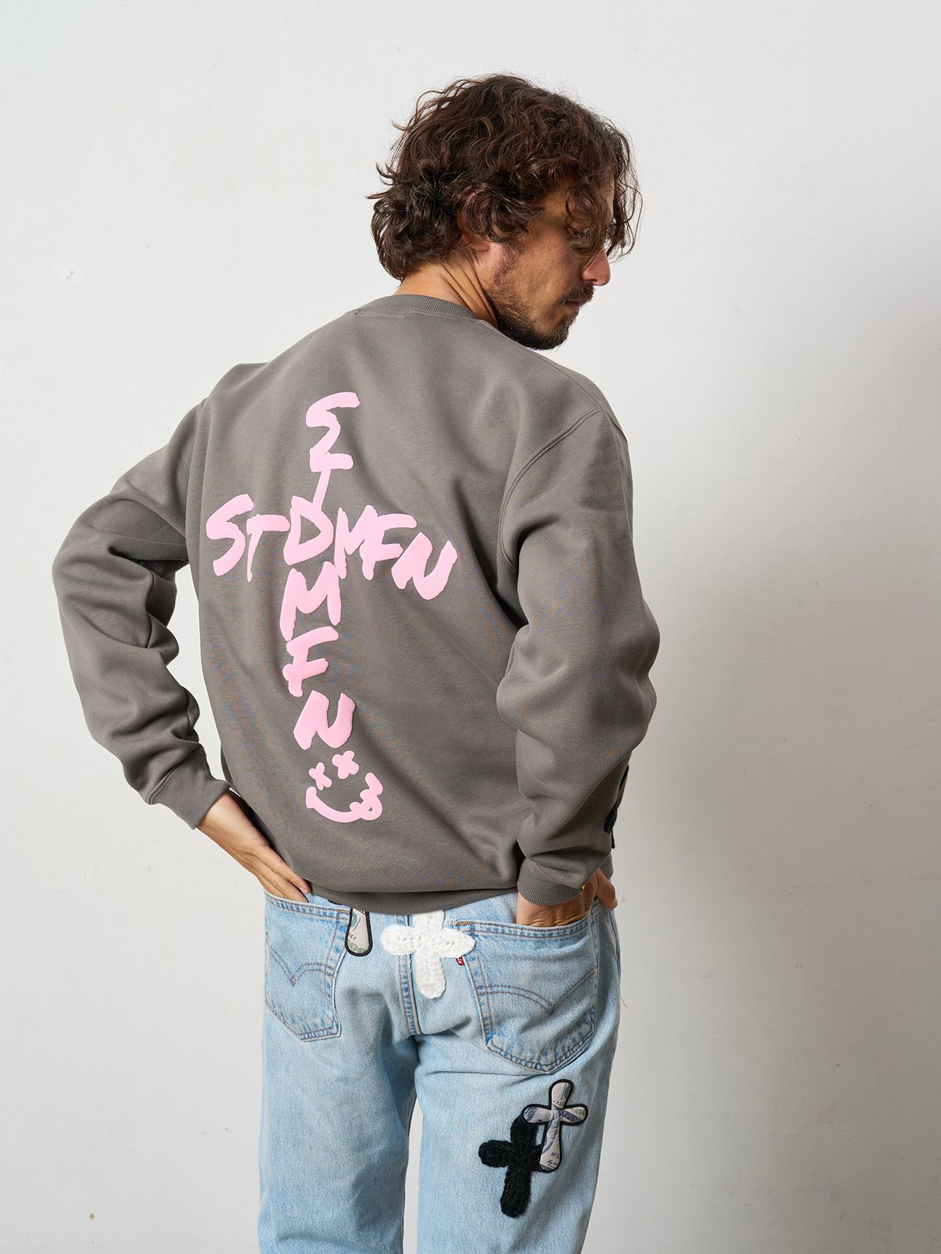 【予約品 5月8日(木) AM10時 締切】 TC裏毛起毛 ロゴクロス発泡プリント&クロスパッチワーク スウェットシャツ / チャコールグレー