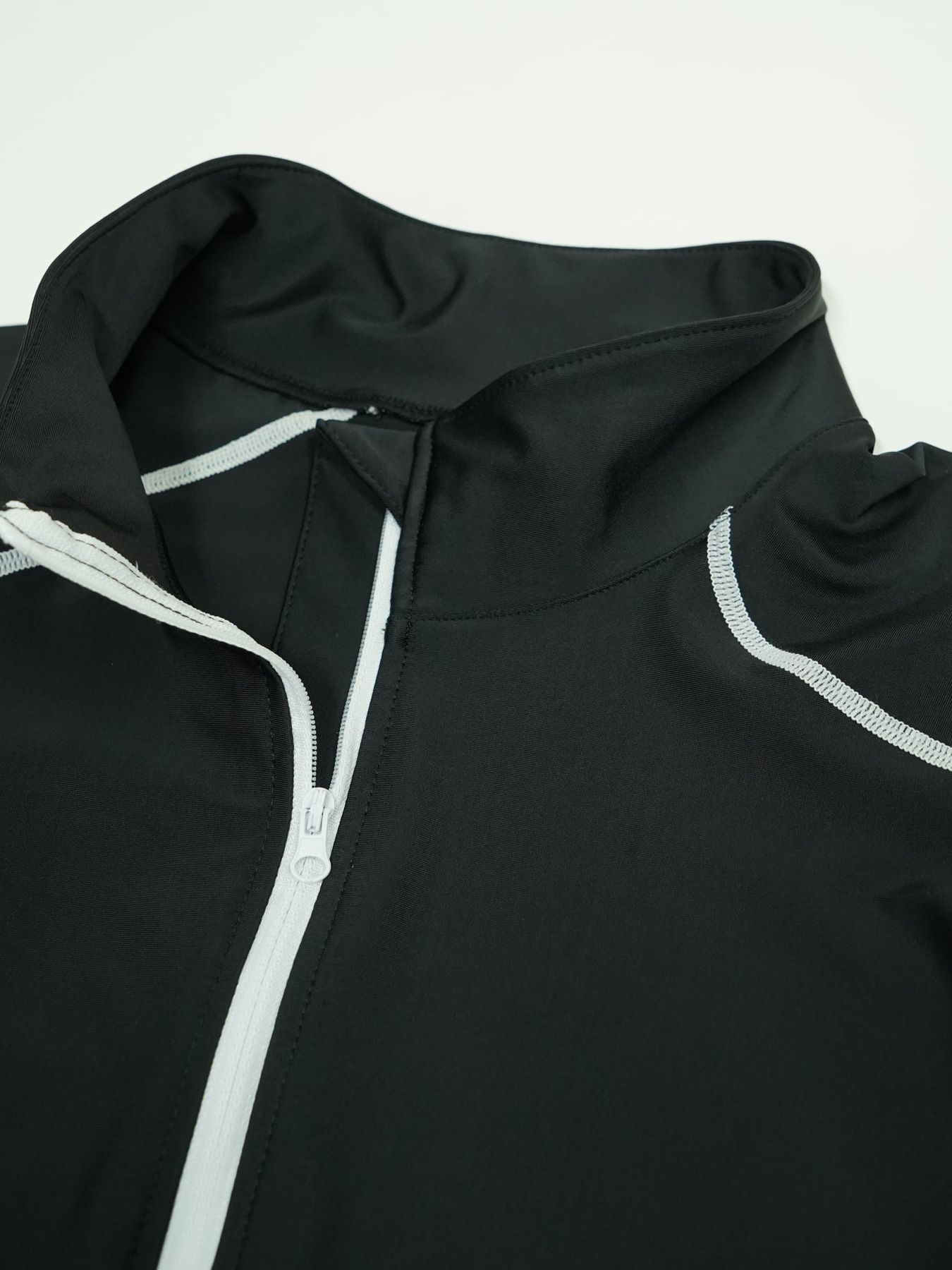 《予約品》 ARROWHEAD RASHGUARD / ラッシュガード / ブラック・ホワイト