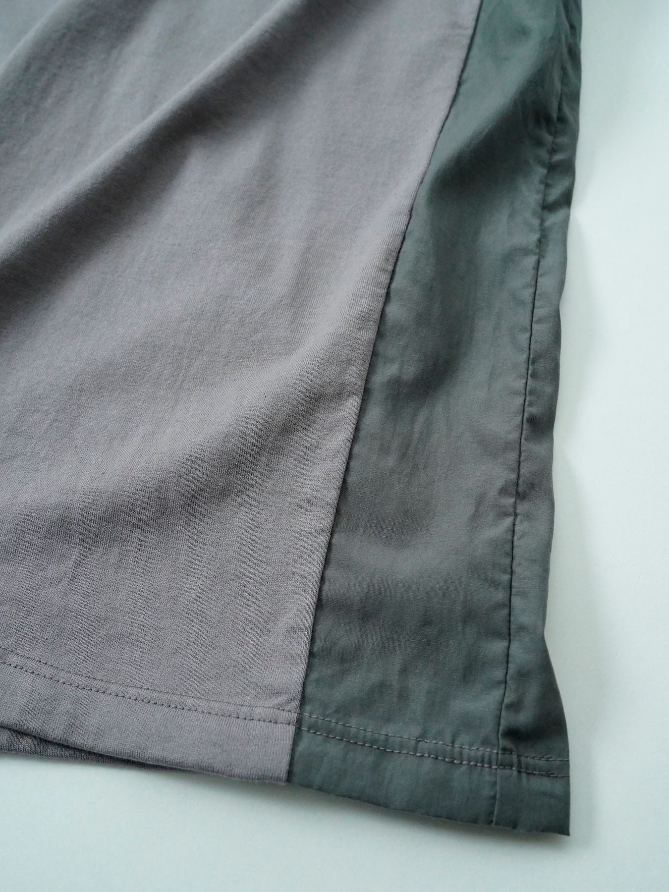 【予約品 11月9日(月) 締切】DUALTEXTEE / 切り替え VネックTシャツ / グレー