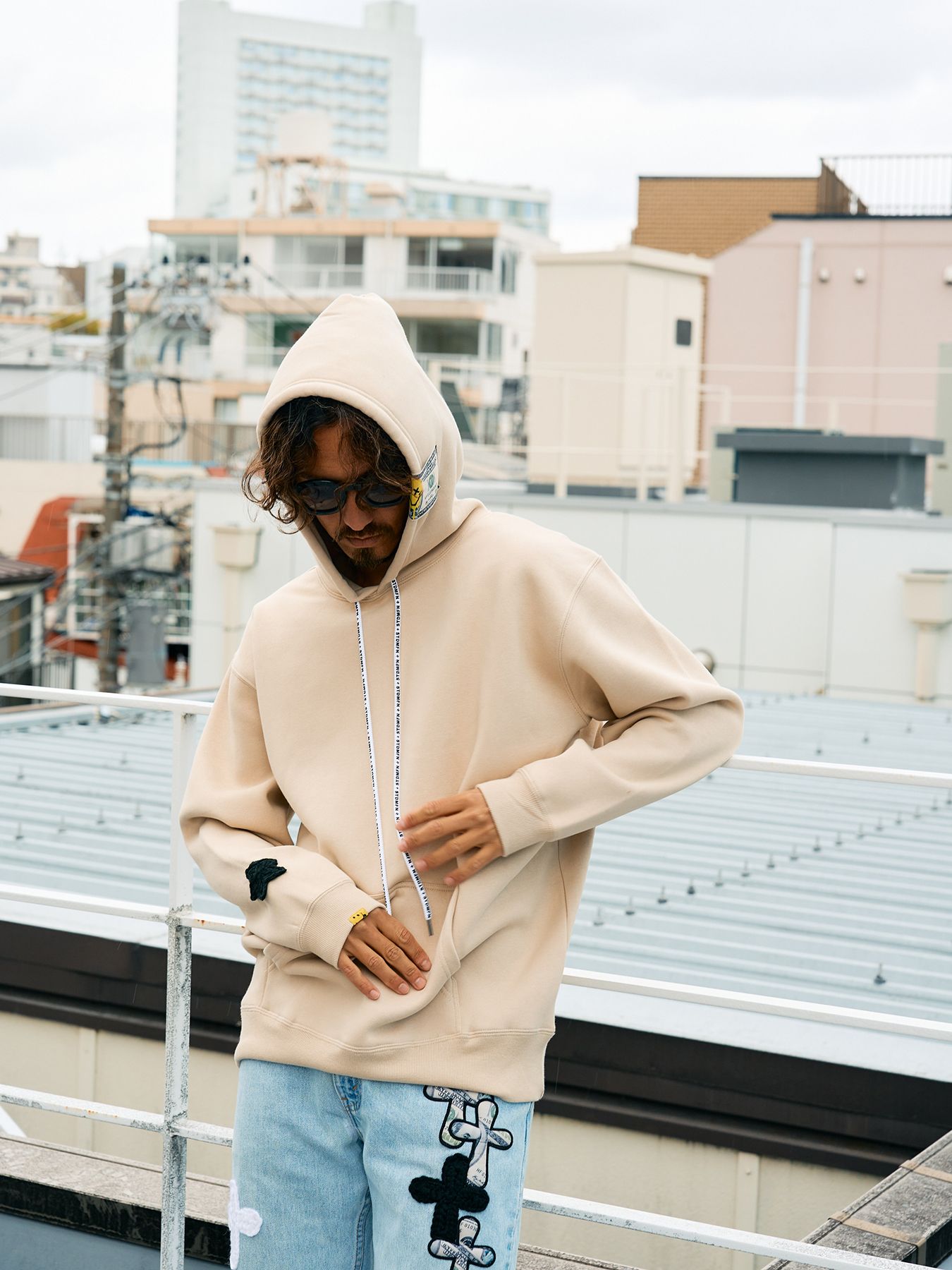 【予約品 5月8日(木) AM10時 締切】 TC裏毛起毛 ラベル&スマイル発泡プリントマルチパッチワーク プルパーカー / ベージュ