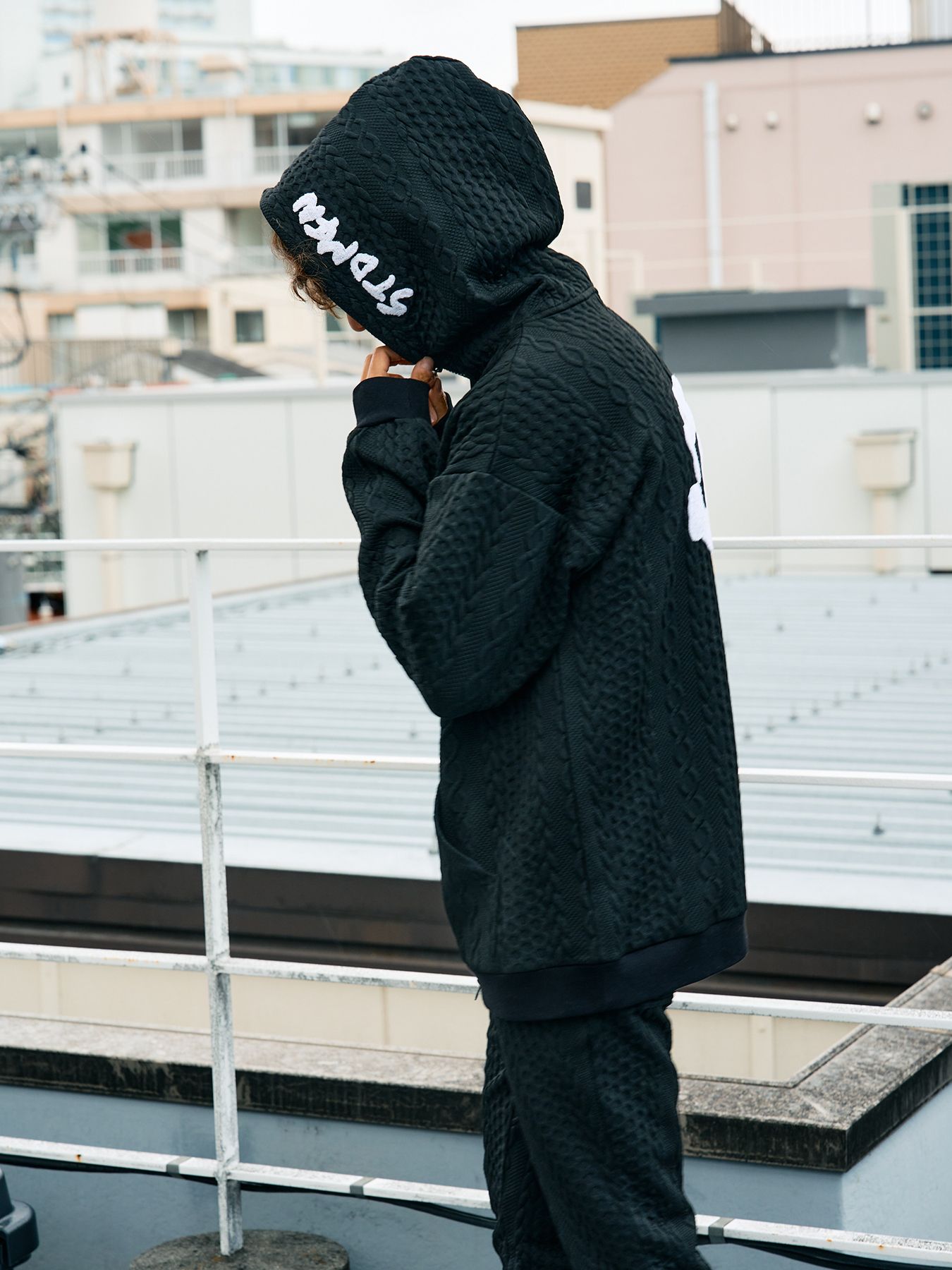 【予約品 5月8日(木) AM10時 締切】  ケーブルジャガードダブルフェイス サガラ刺繍ジップパーカー / ブラック