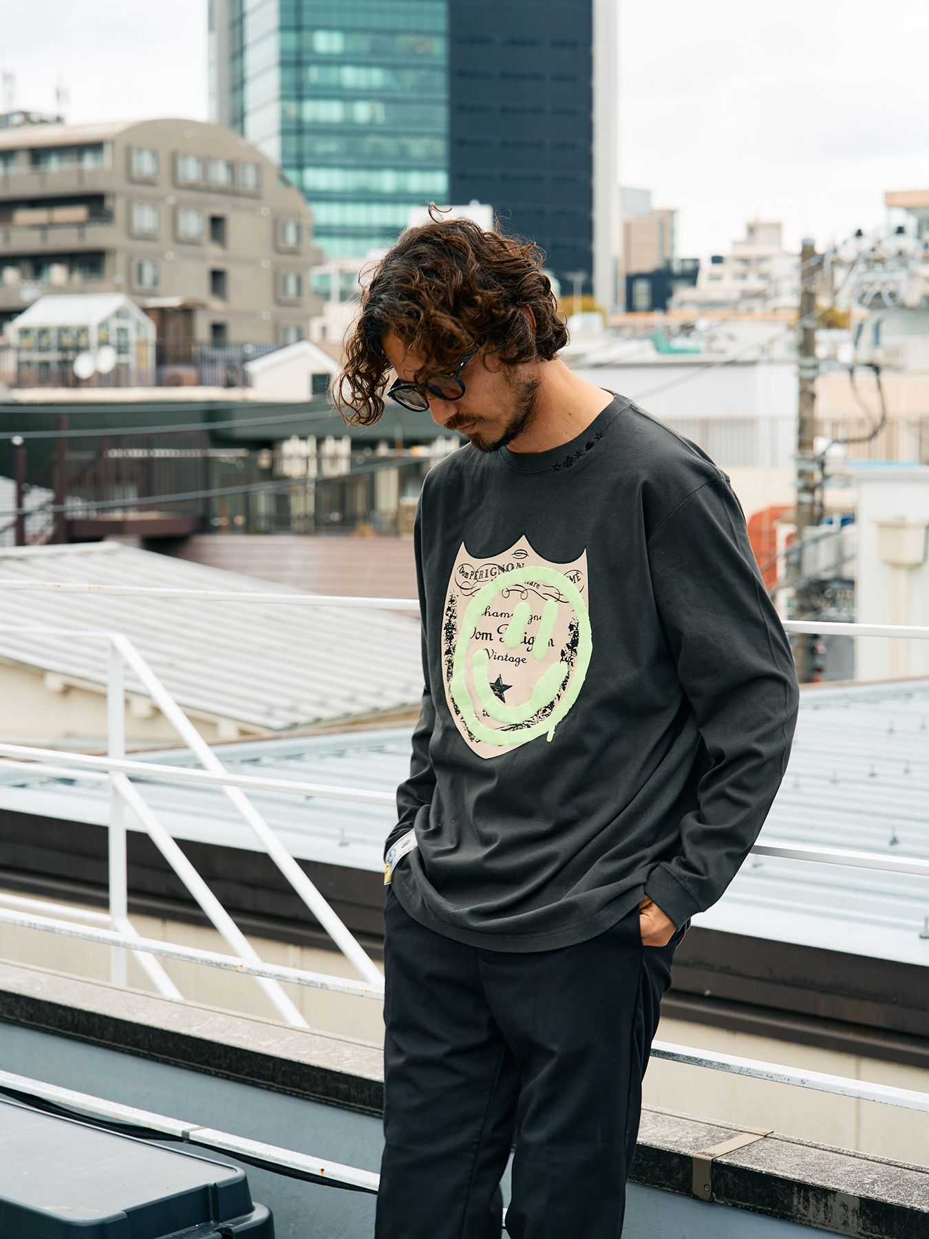 【予約品 5月8日(木) AM10時 締切】 5.6ozコットン天竺 ラベルスマイル発泡プリントLS Tシャツ / ダークグレー