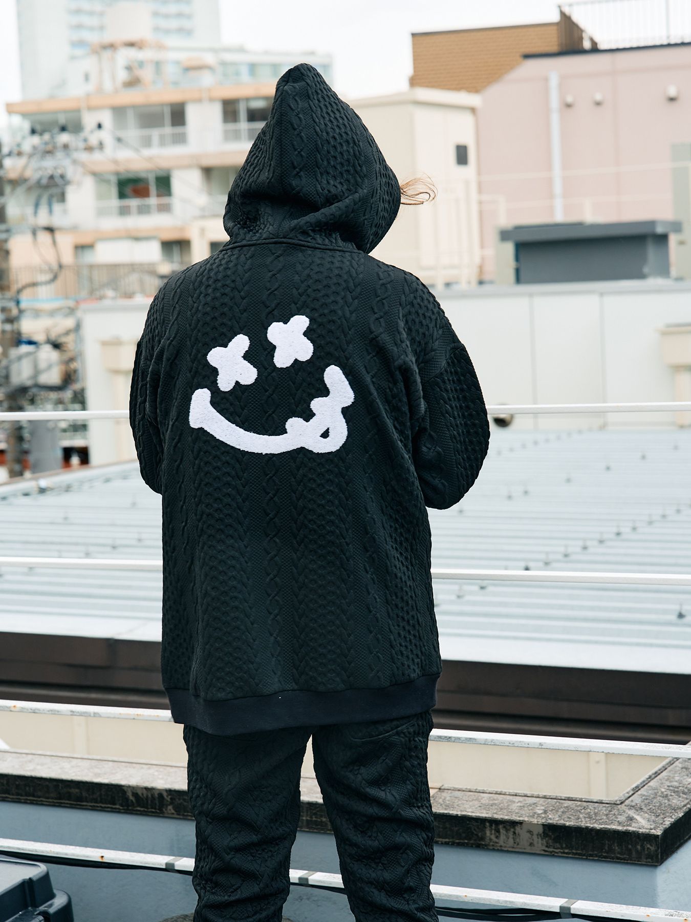 【予約品 5月8日(木) AM10時 締切】  ケーブルジャガードダブルフェイス サガラ刺繍ジップパーカー / ブラック