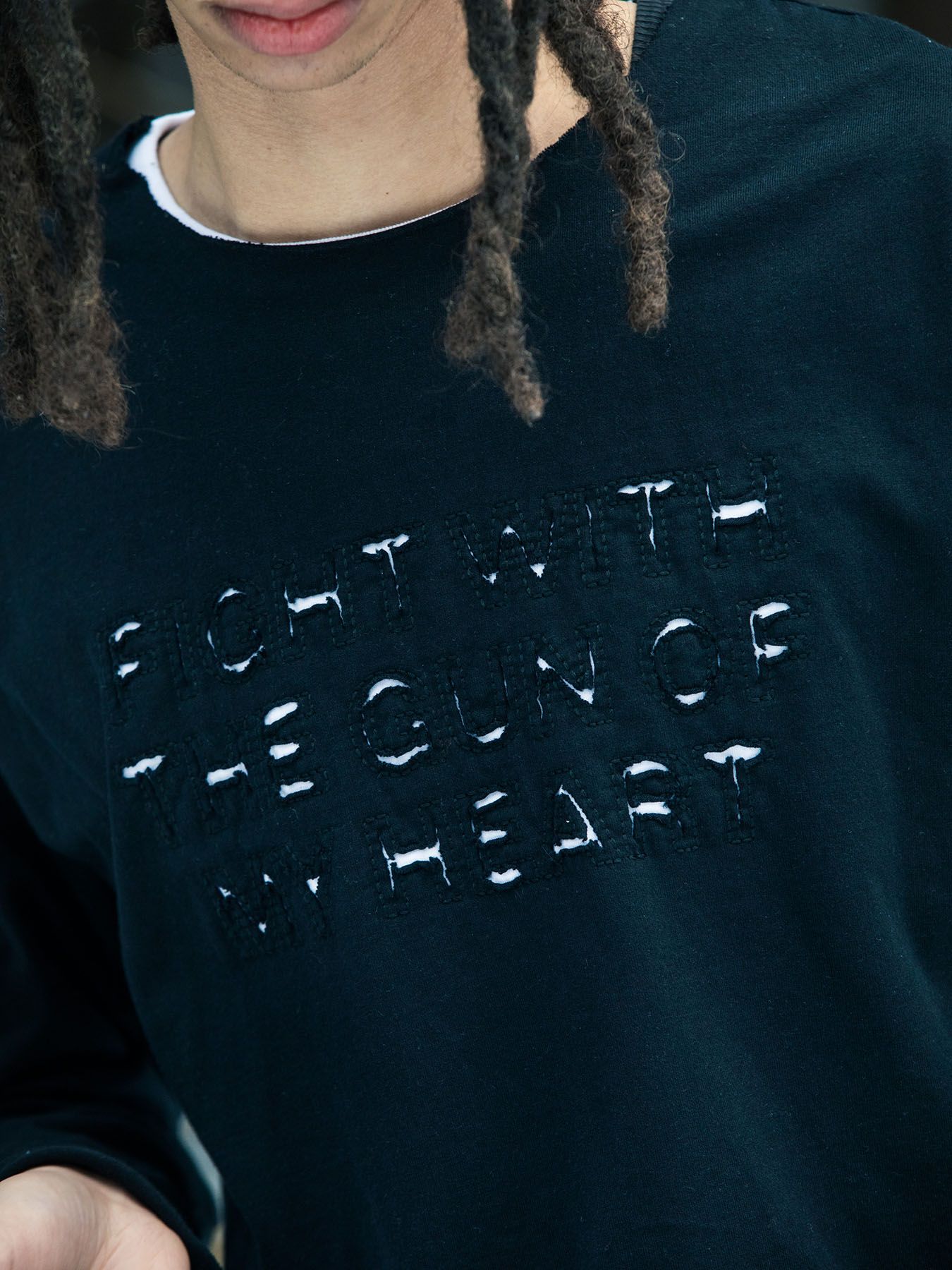 【予約品 3月9日(月) 18:00 締切】EMB CUT W FACE T / メッセージ刺繍 カット Wフェイス ロンT / ブラック×ホワイト