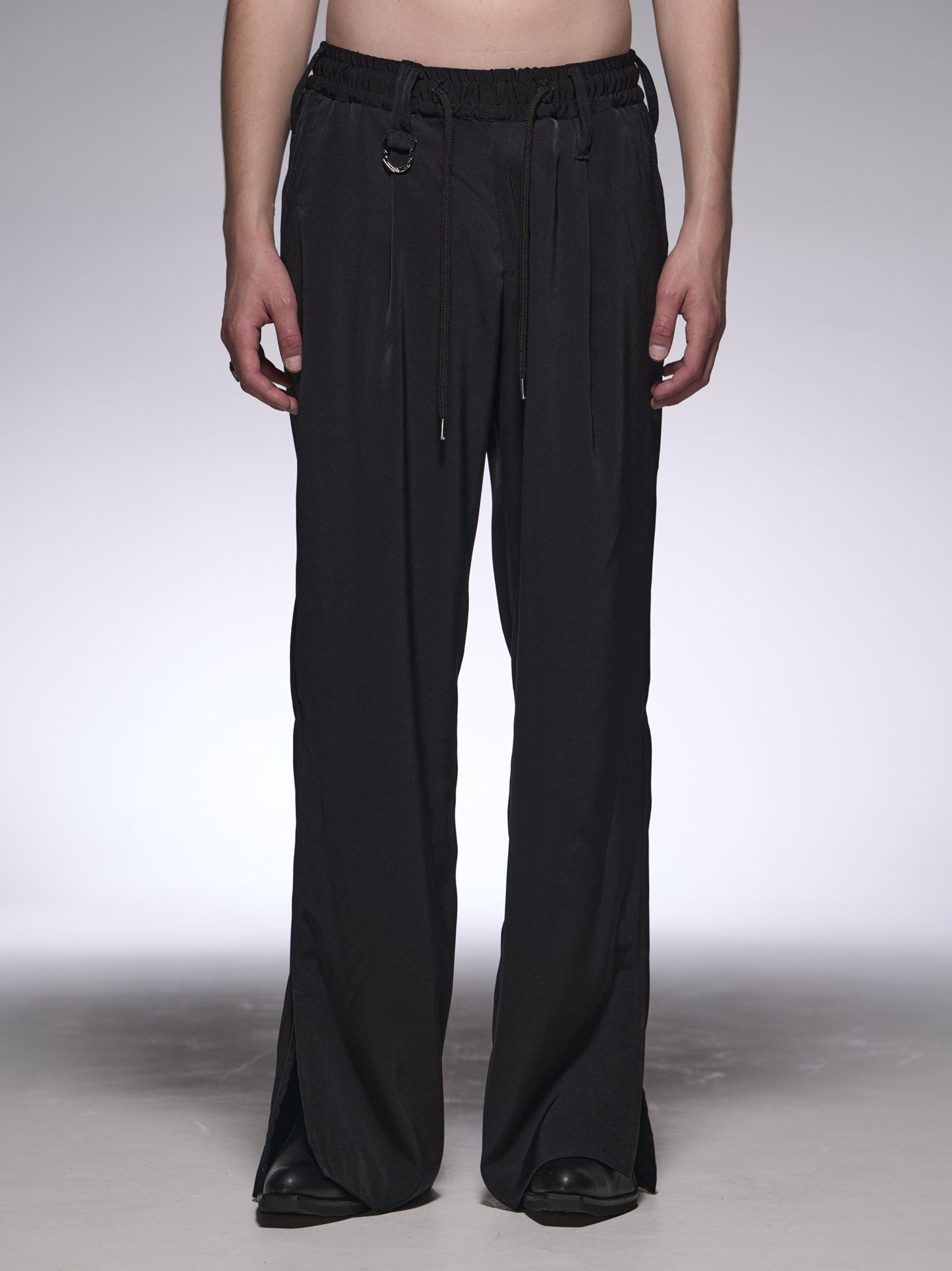 《予約品》 SlitZippWideSlacks / スエードサテン スリットジップ入りワイドスラックス / ブラック