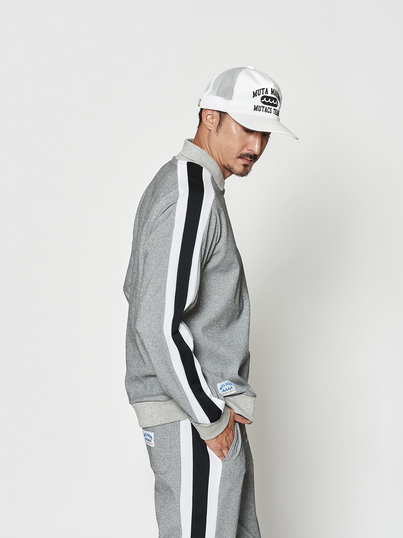 【予約品 10月9日(木) 締切】muta Polo Crewneck / 衿付スウェット / グレー【Acanthus × muta MARINE】