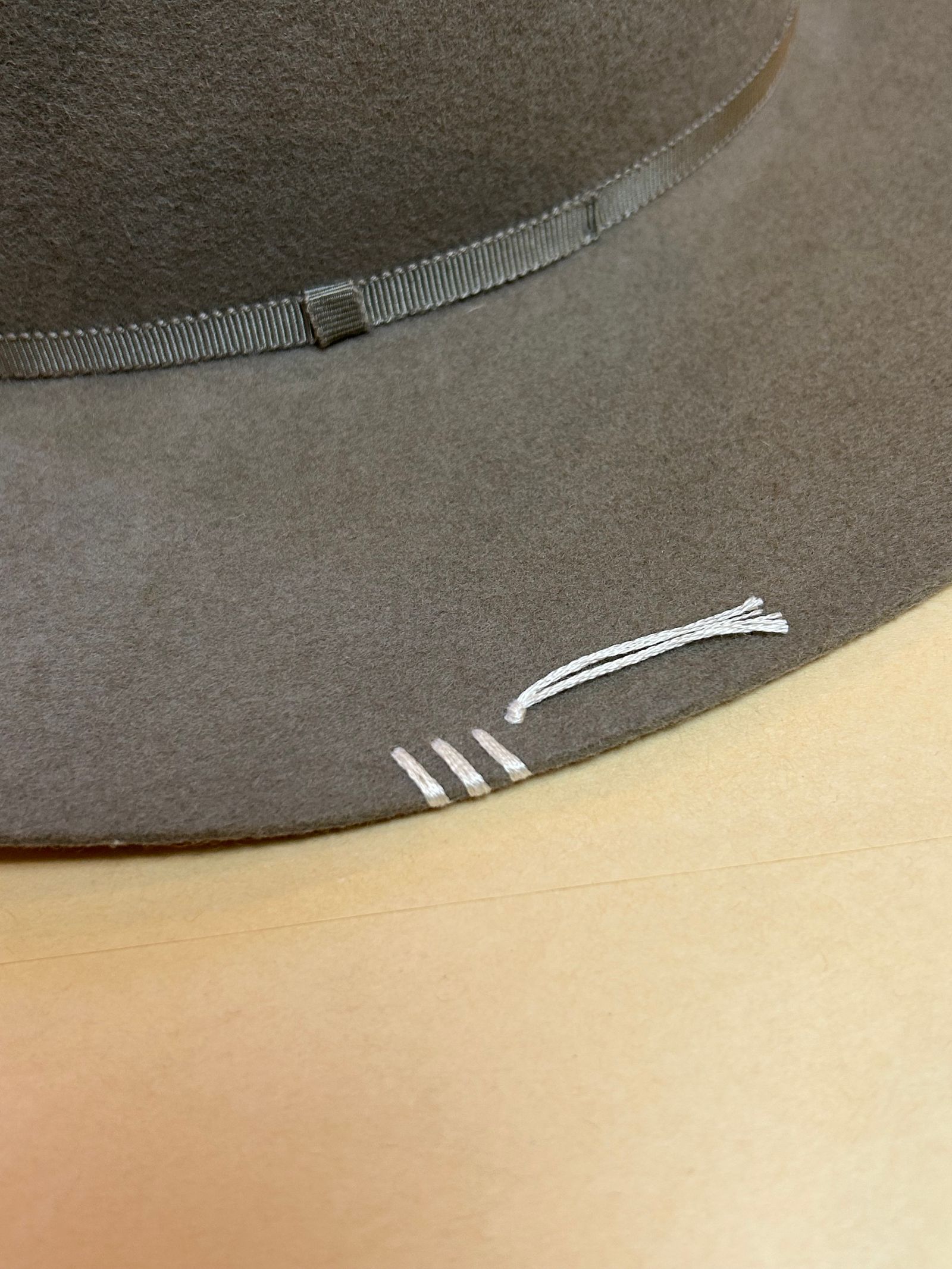 CENTER CREASE HAT / Wネームハット  / ベージュ 【Iroquois.イロコイ】