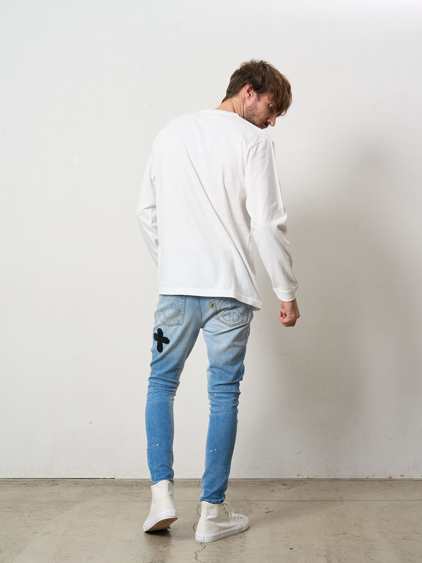 【予約品 5月8日(木) AM10時 締切】 5.6ozコットン天竺 ラベルスマイル発泡プリントLS Tシャツ / ホワイト