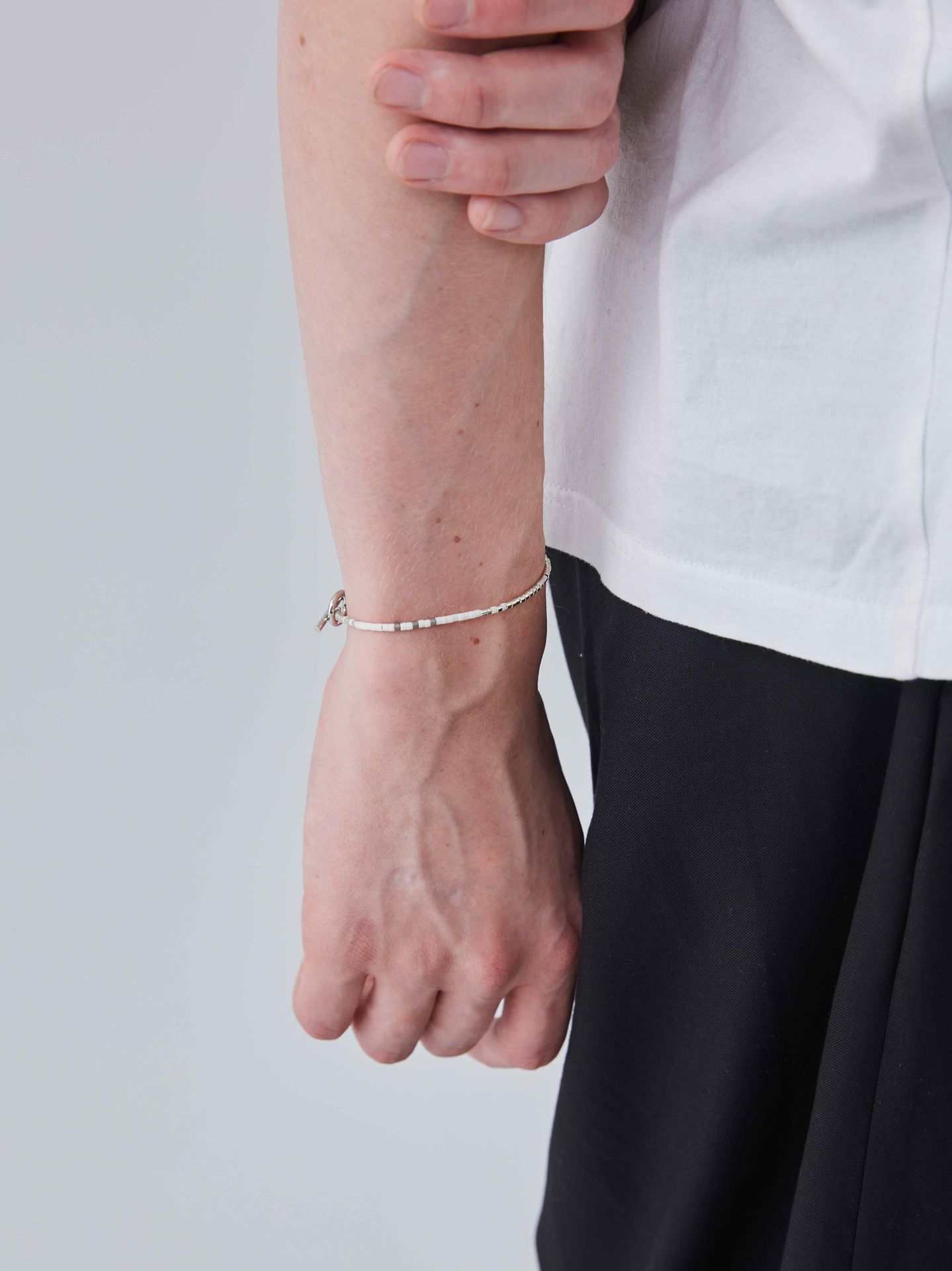 《予約品》 BEADS BRACELET / ブレスレット / ホワイト・シルバー 【Iroquois.SENTI】