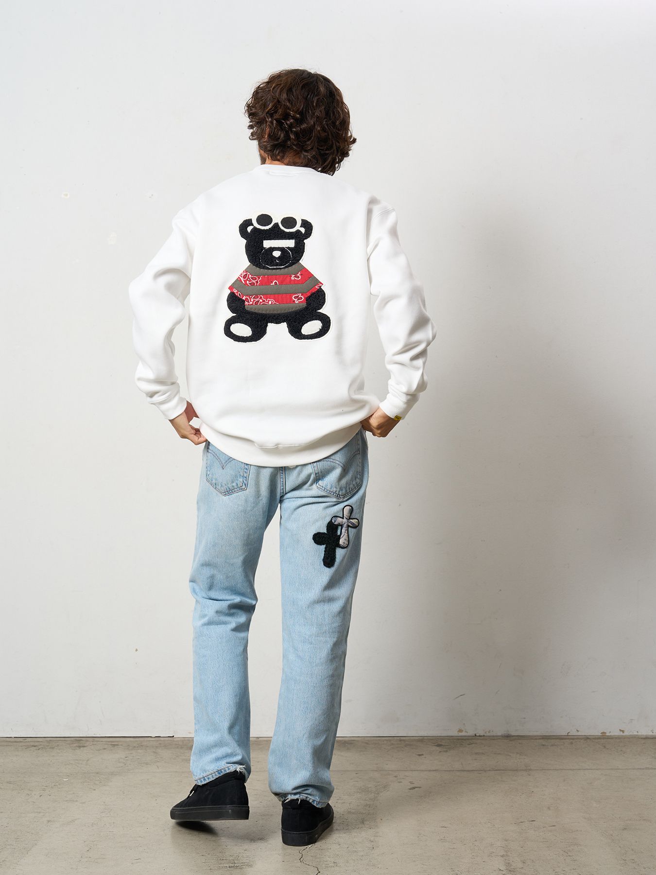 【予約品 5月8日(木) AM10時 締切】 TC裏毛起毛 リリックプリント&カートベアボアパッチワーク スウェットシャツ / ホワイト